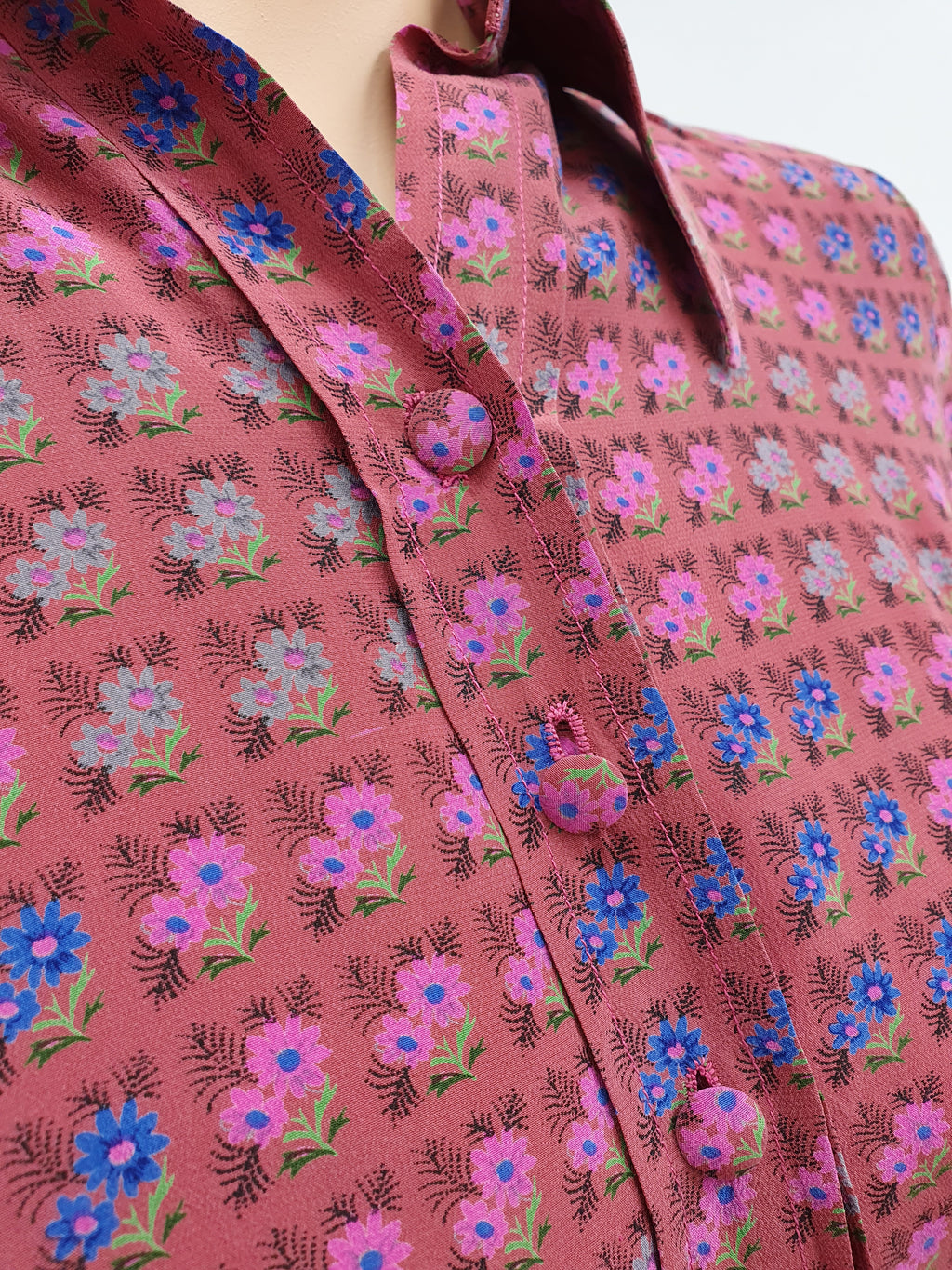 Roosanvärinen silkkimekko 50-luvulta, koko 36/38