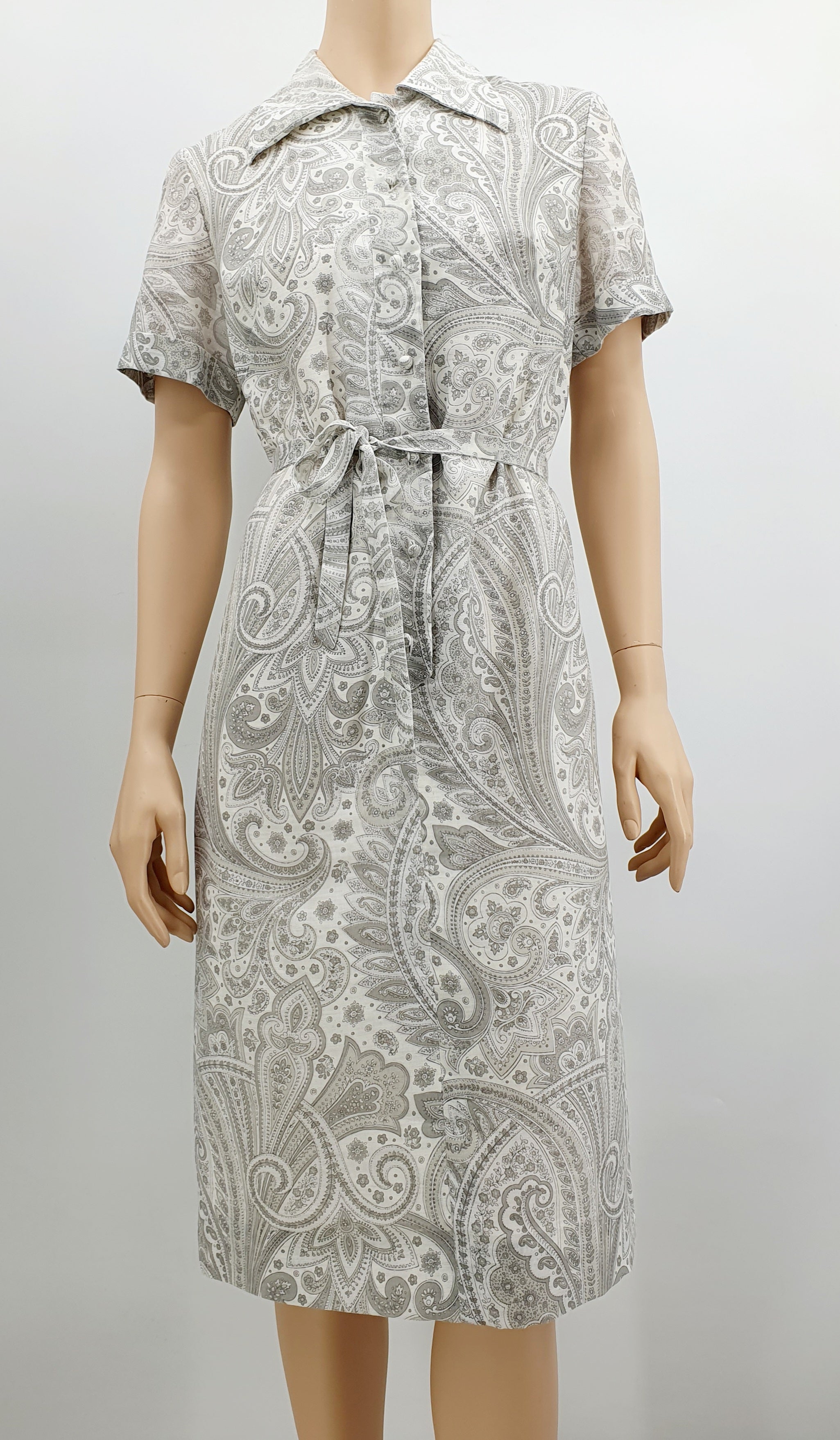 Harmaavalkoinen vintagemekko 70-luvulta. paisleykuvio, lyhythihainen