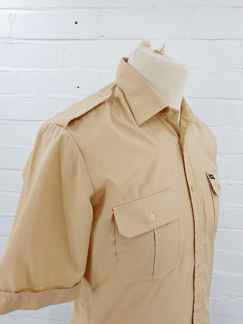 Lyhythihainen miesten retropaita 70-luvulta, väri beige, kuva olalta