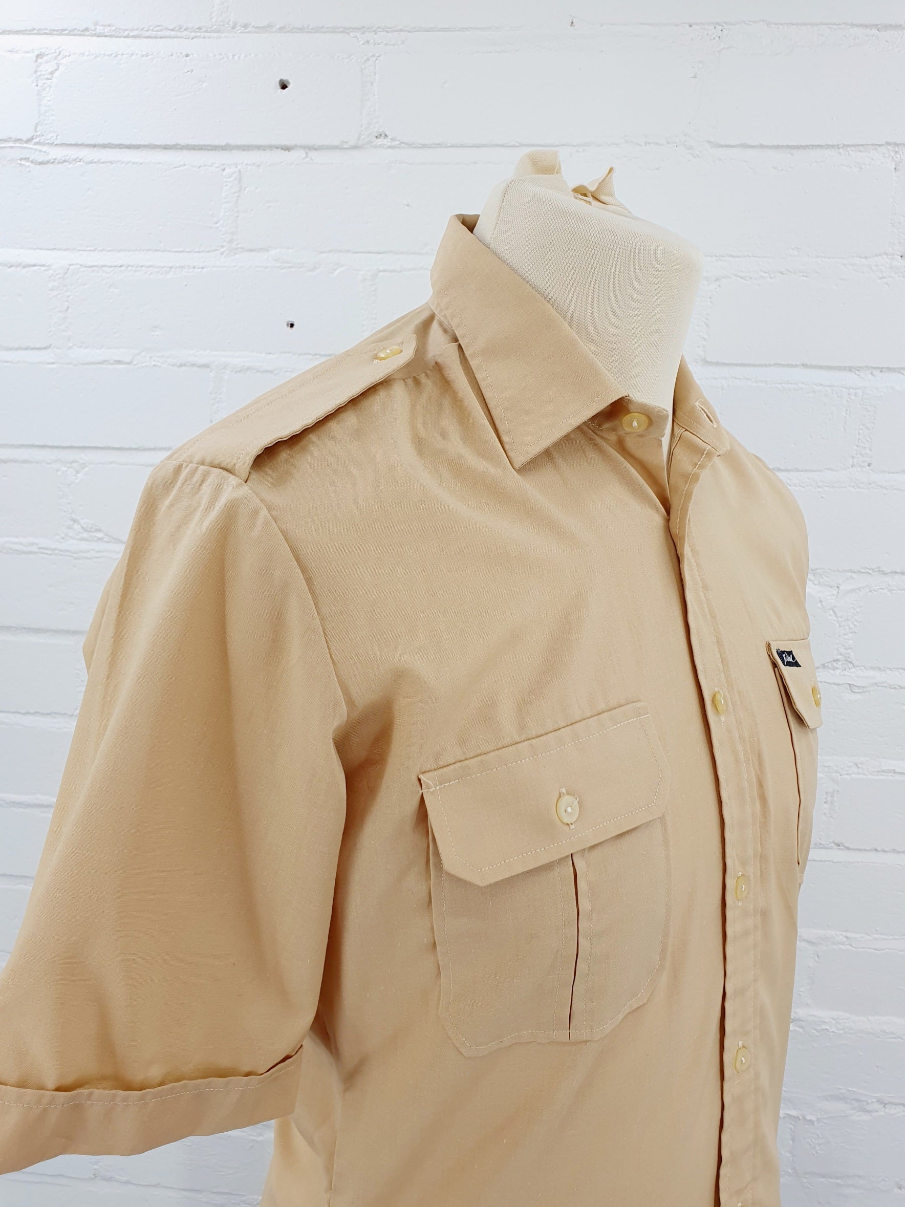 Lyhythihainen miesten retropaita 70-luvulta, väri beige, kuva olalta