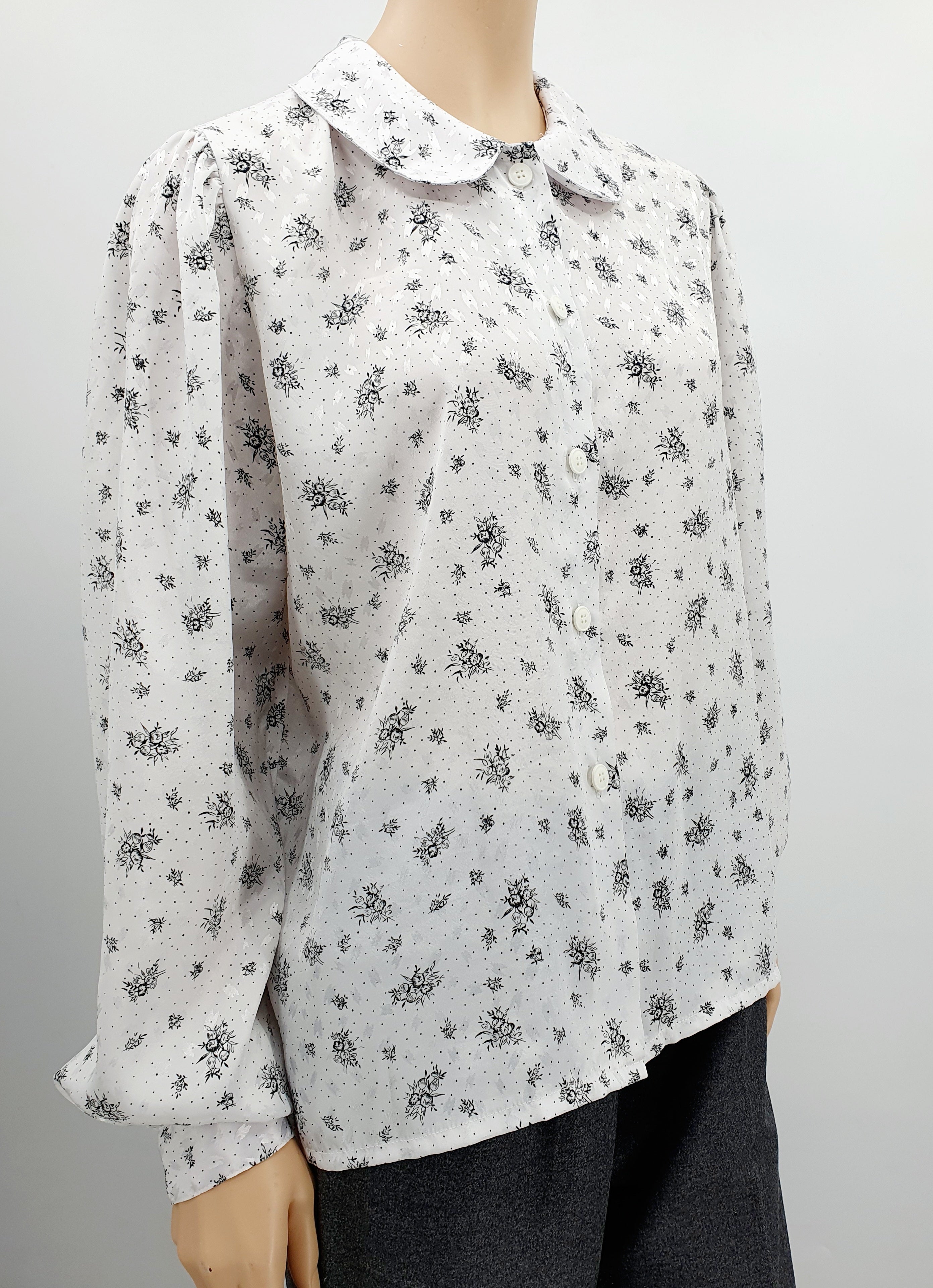 Mustavalkoinen naisten vintagepaita 1980-luvulta, pieni kukkakuvio, kuva sivulta