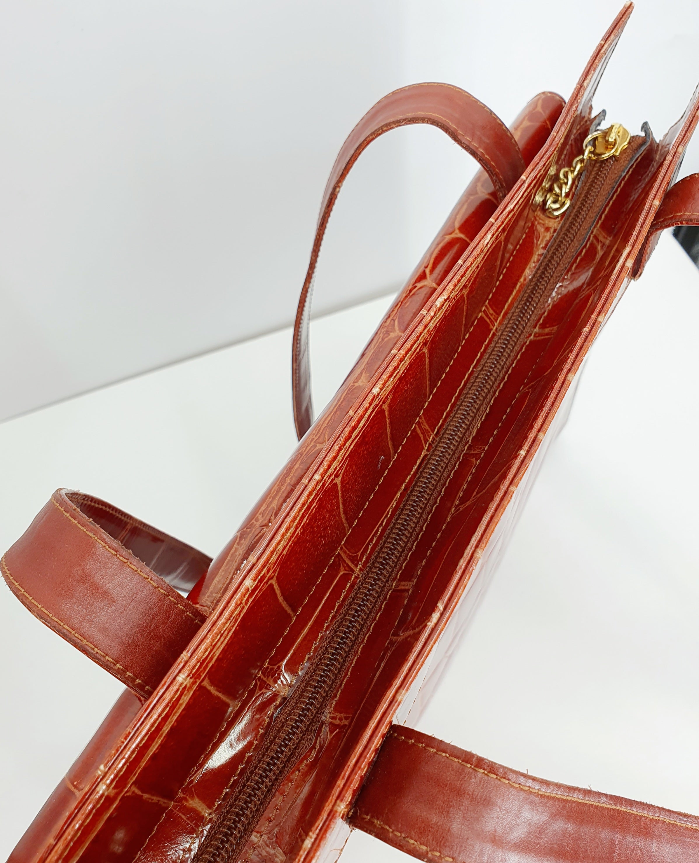 Matelijakuvioinen shopper bag 90-luvulta, väri oranssinruskea, kuva vetoketjusta