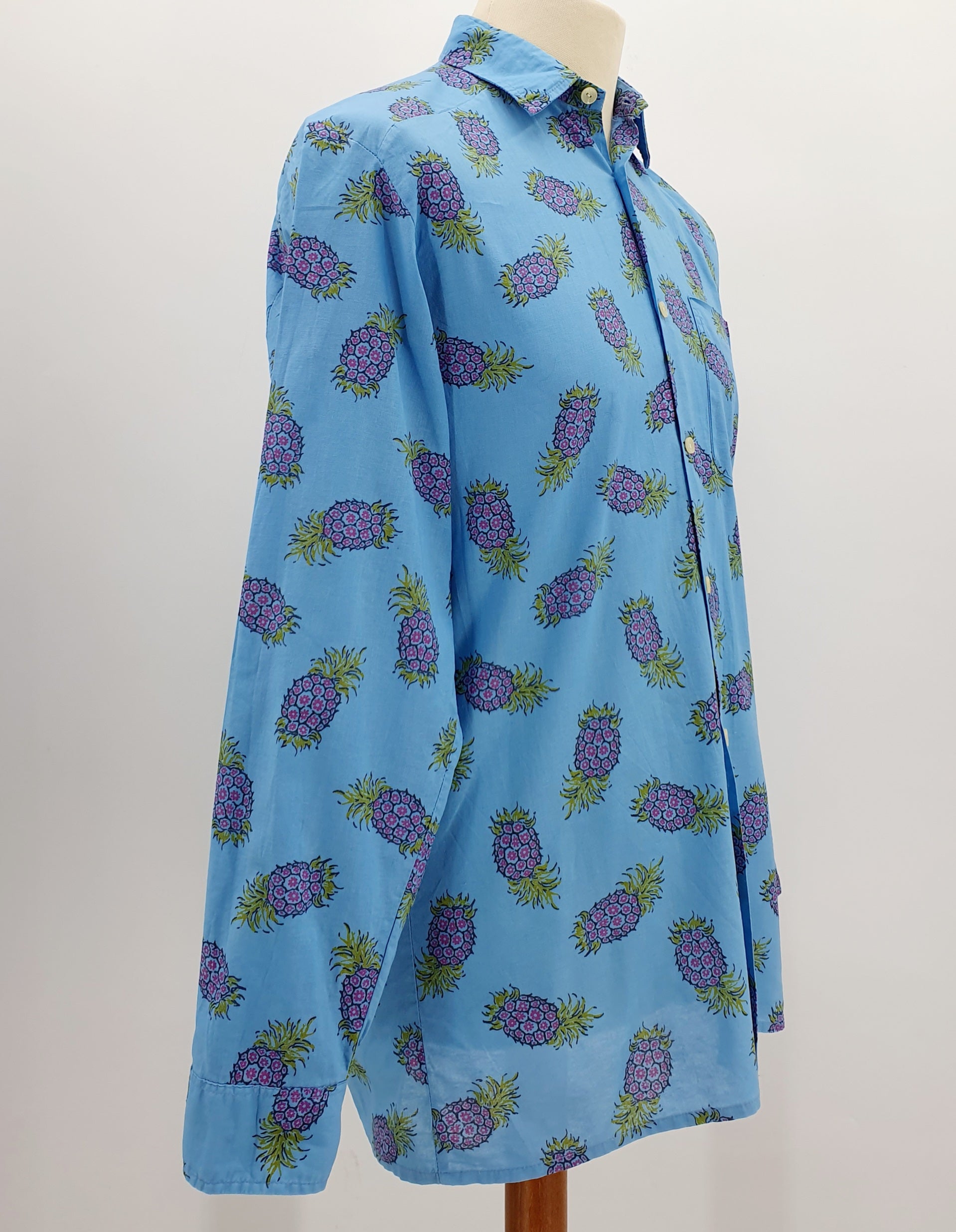 Ananaskuvioinen miesten vintage kauluspaita 70-luvulta, pohjaväri sininen, kuva sivulta