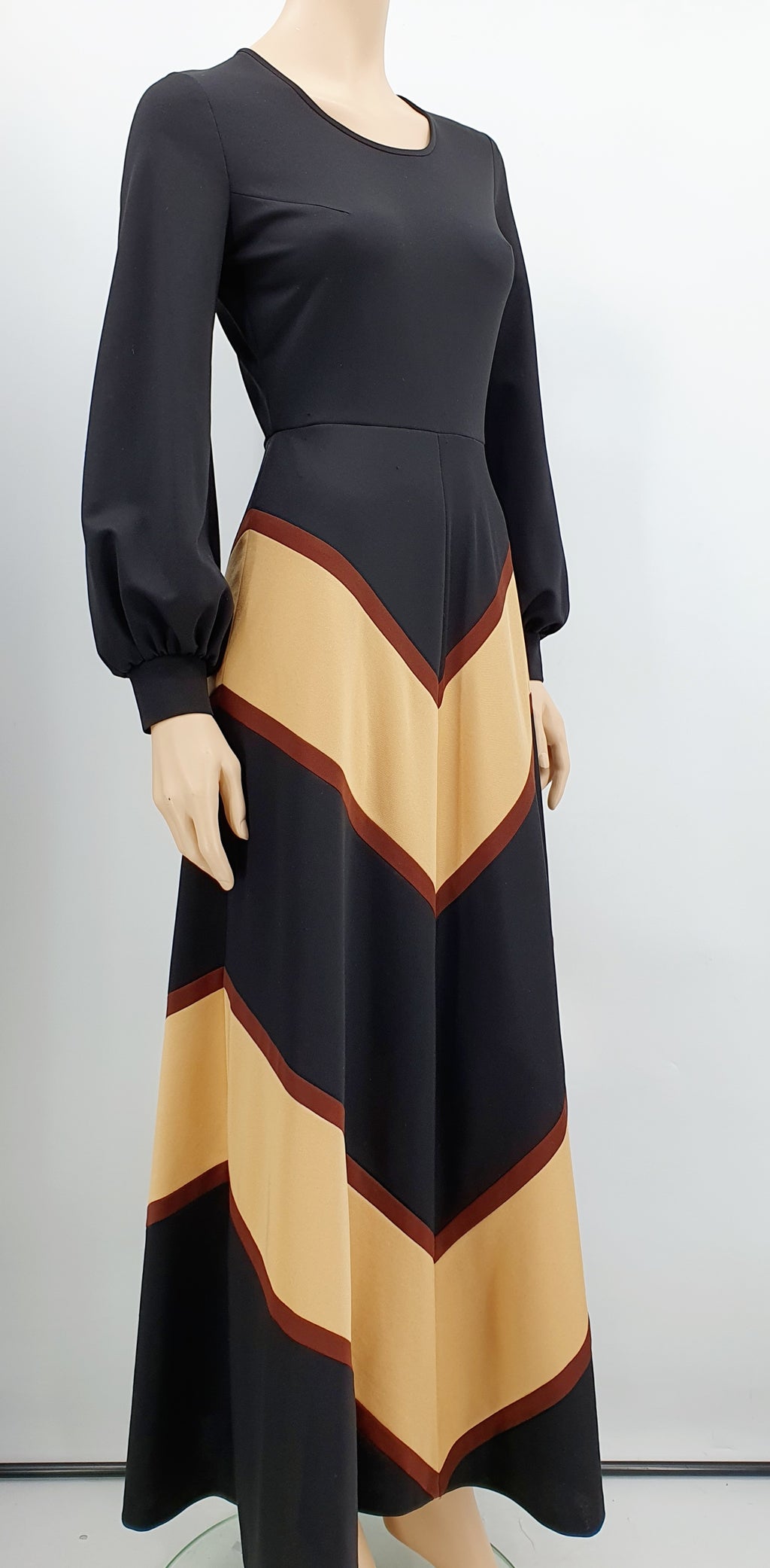 Racell maximekko 70-luvulta Väri musta/beige/ruskea Kuva sivulta