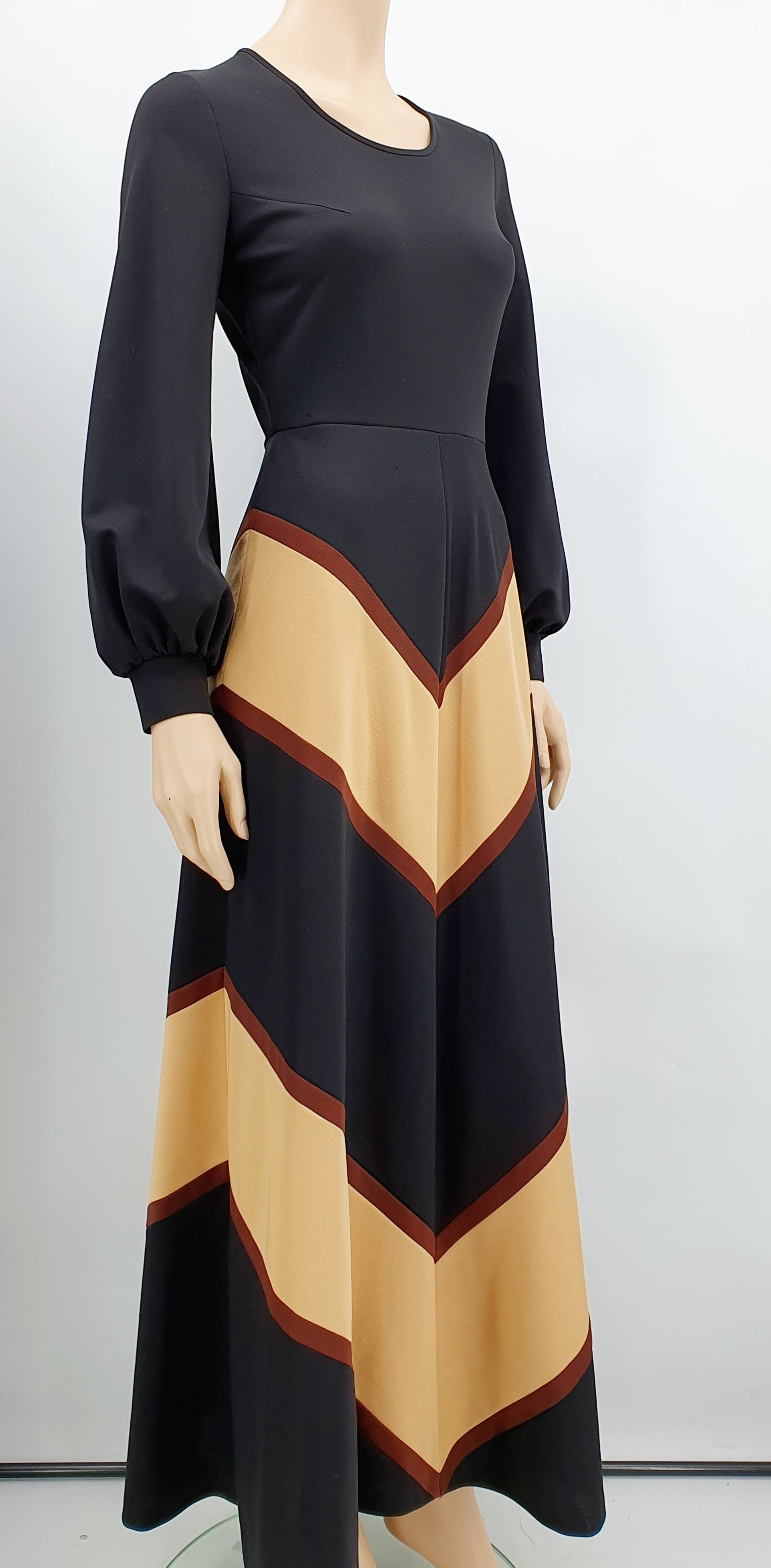 Racell maximekko 70-luvulta Väri musta/beige/ruskea Kuva sivulta