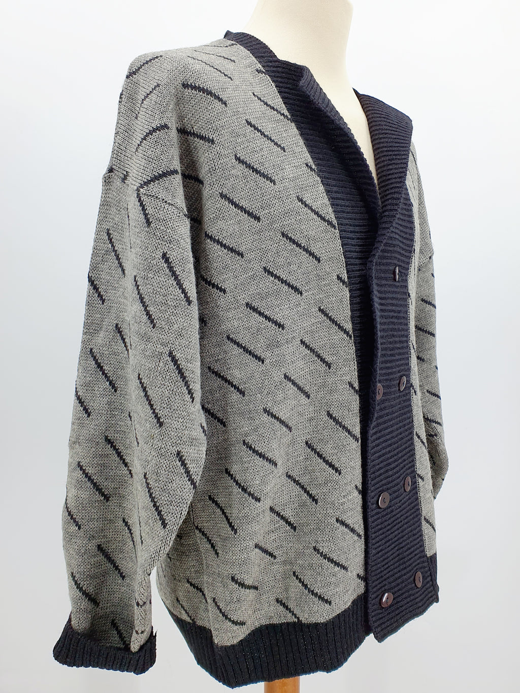 Miesten neuletakki 80-luvulta, musta-harmaa, kaksirivinapitus Kuva sivulta