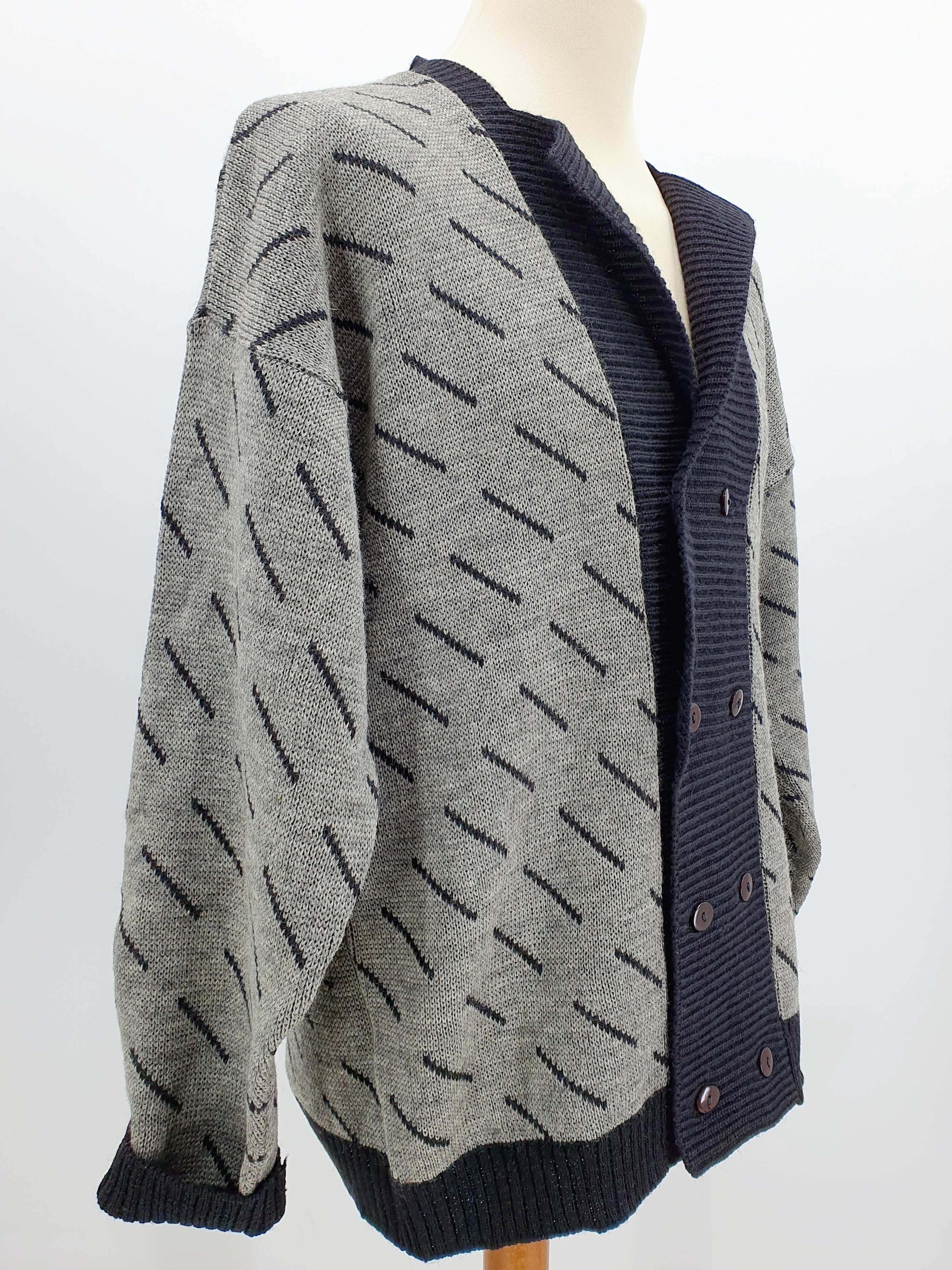 Miesten neuletakki 80-luvulta, musta-harmaa, kaksirivinapitus Kuva sivulta