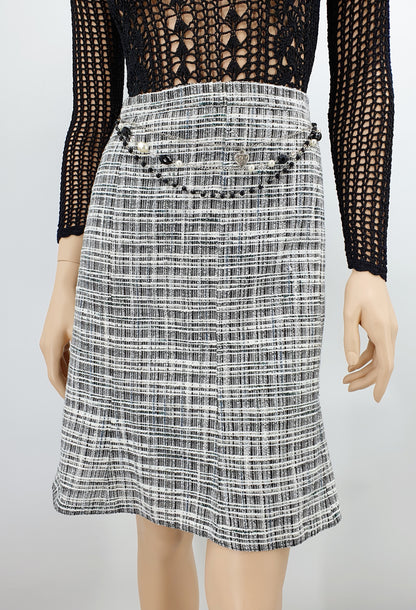Black and white Y2K skirt with decorative chain, waist 80cm, size 40