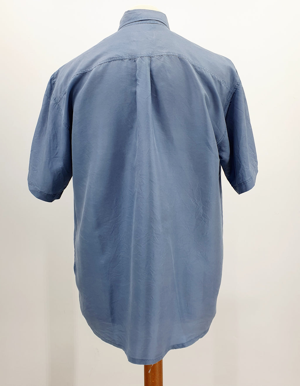 Lyhythihainen miesten silkkipaita 90-luvulta, väri farkunsininen, kuva selkäpuolelta