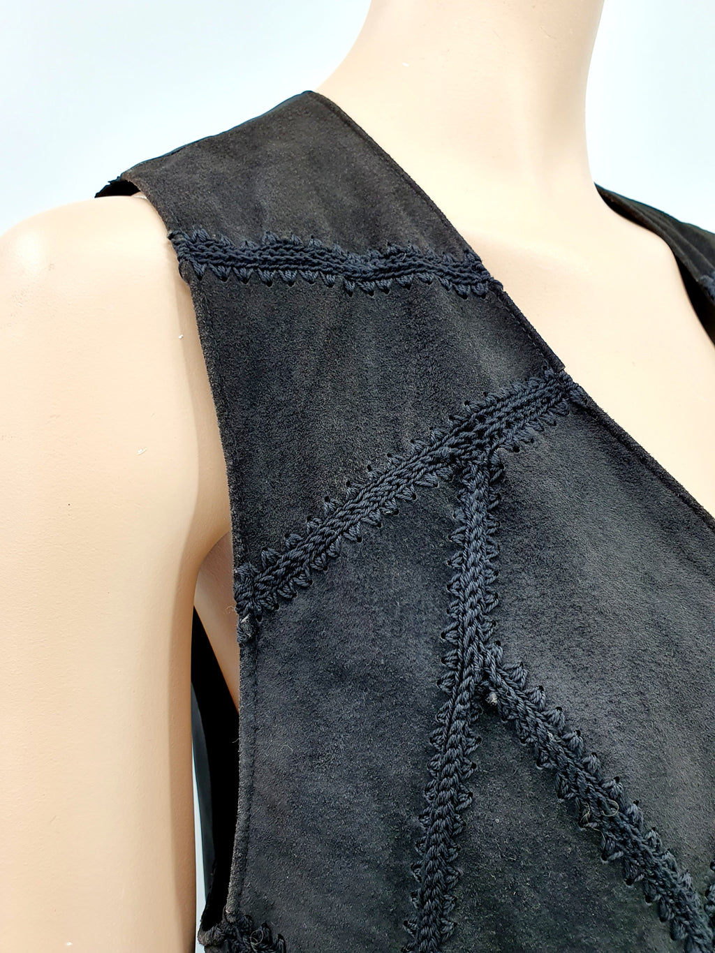 Musta mokkanahkapala liivi 90-luvulta, lähikuva nahkapaloista