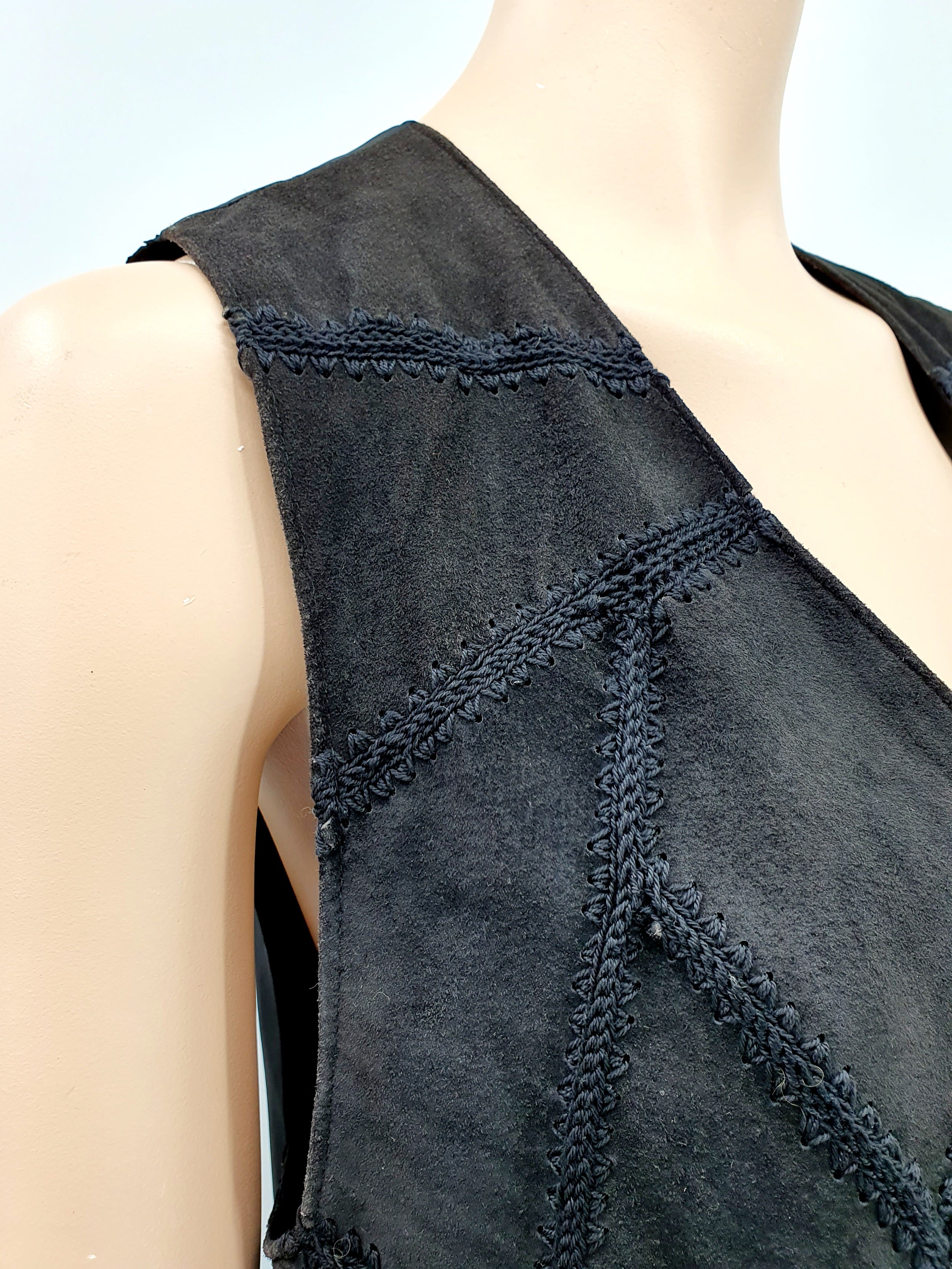 Musta mokkanahkapala liivi 90-luvulta, lähikuva nahkapaloista