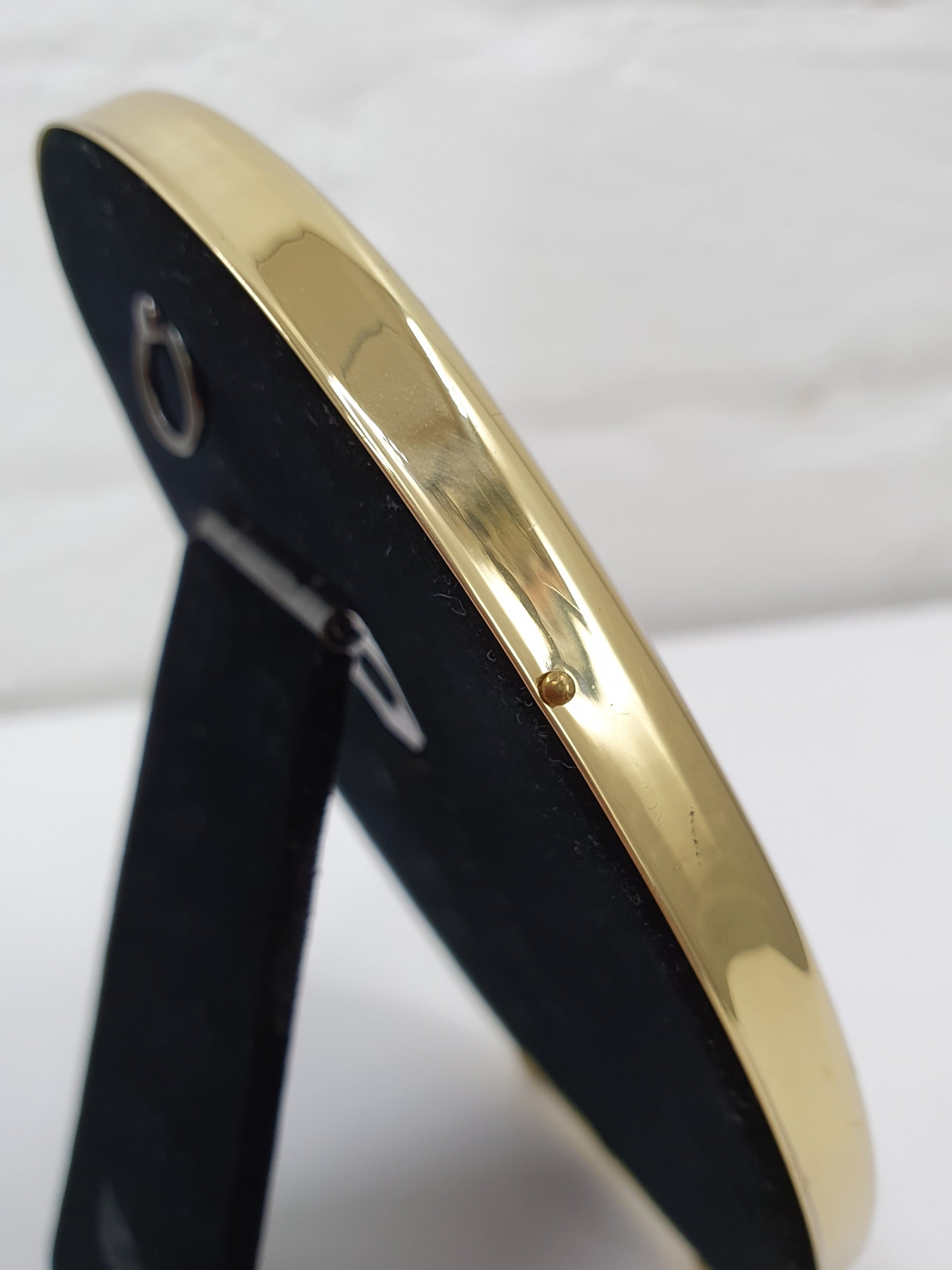 Solid Brass, soikean muotoinen kiillotettu messinkikehys 1980-90-luvulta, kuva kiinnitysnaulasta