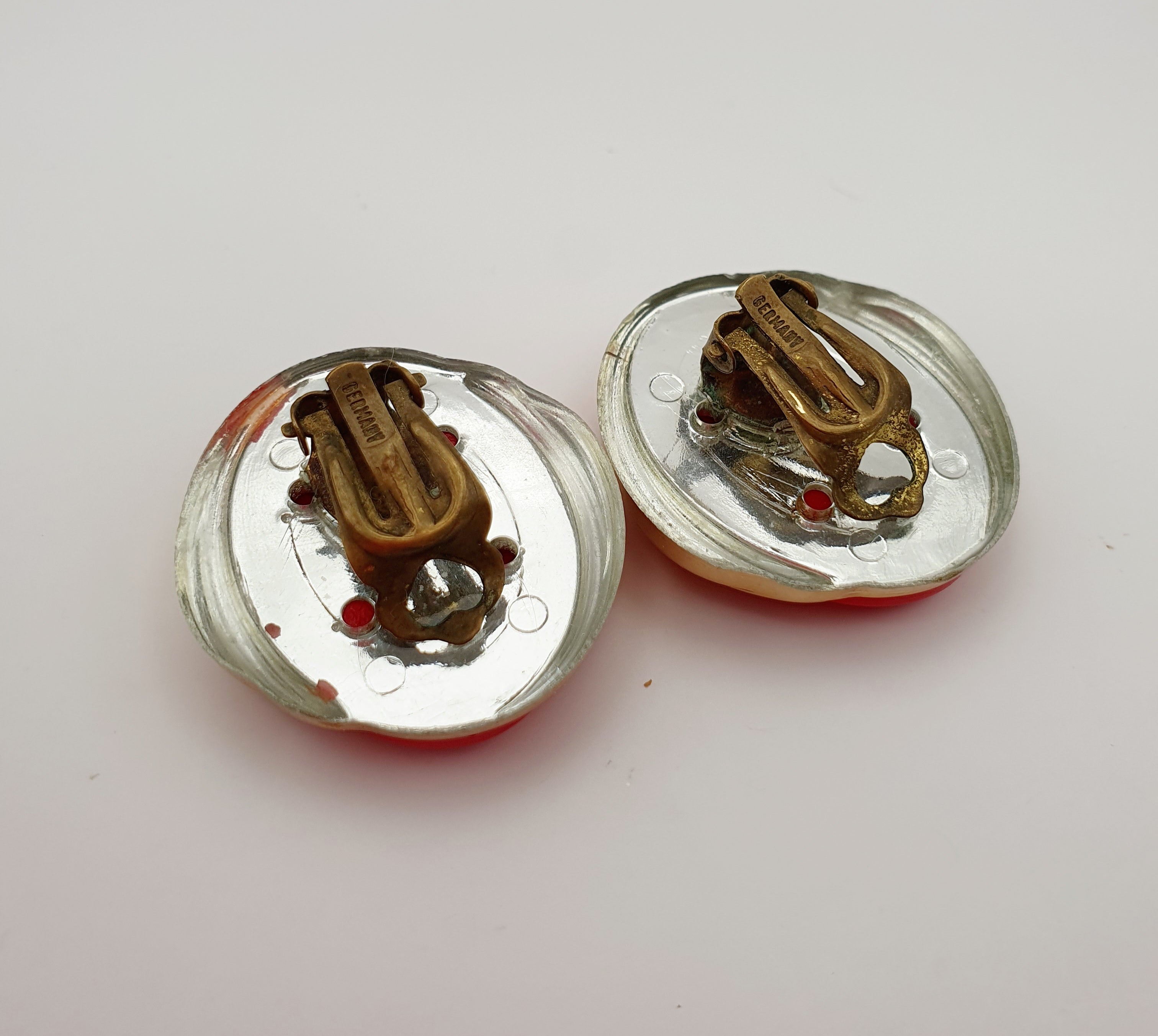 Isot punaiset klipsikorvakorut 80-luvulta Kuva takaa