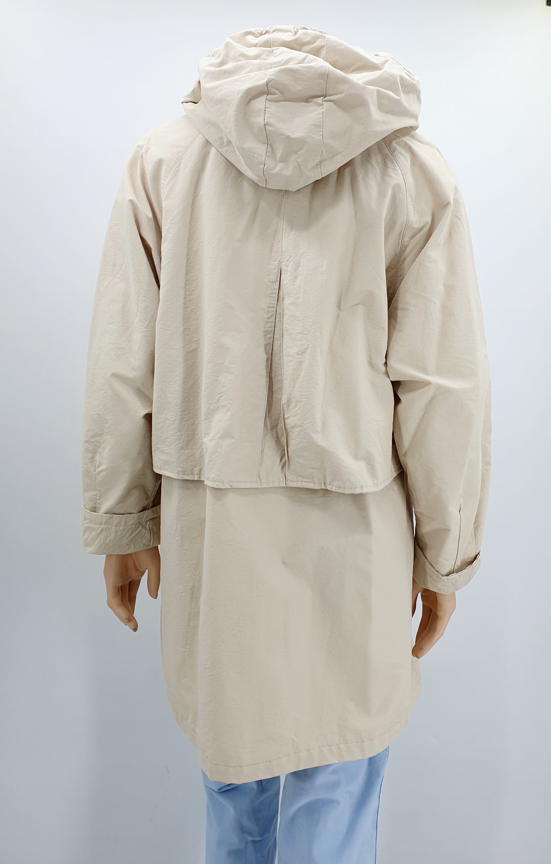 Puolipitkä välikausitakki 90-luvulta, väri vaaleanbeige, kuva selkäpuolelta