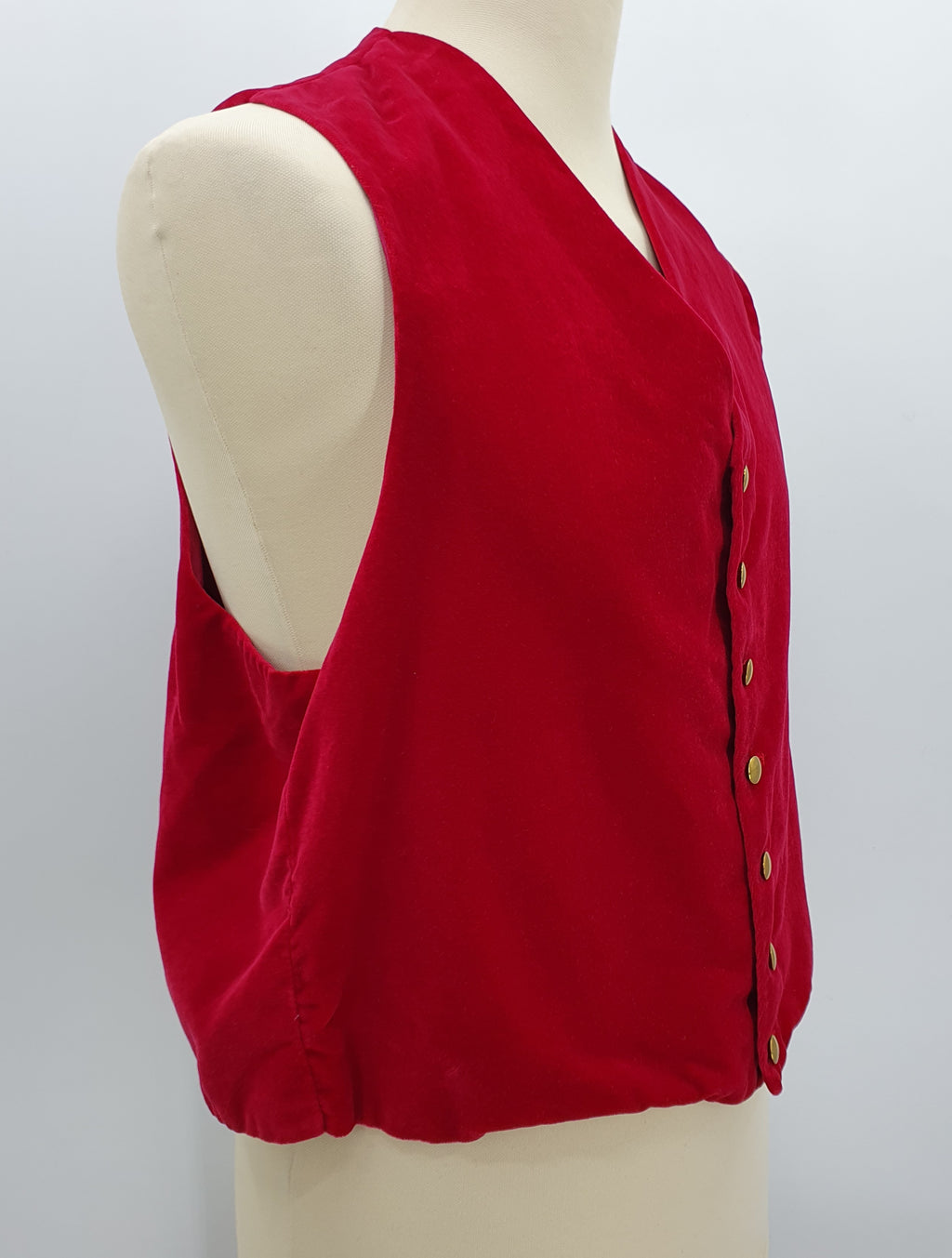 Punainen samettiliivi miehelle Nappikiinnitys Kuva sivulta