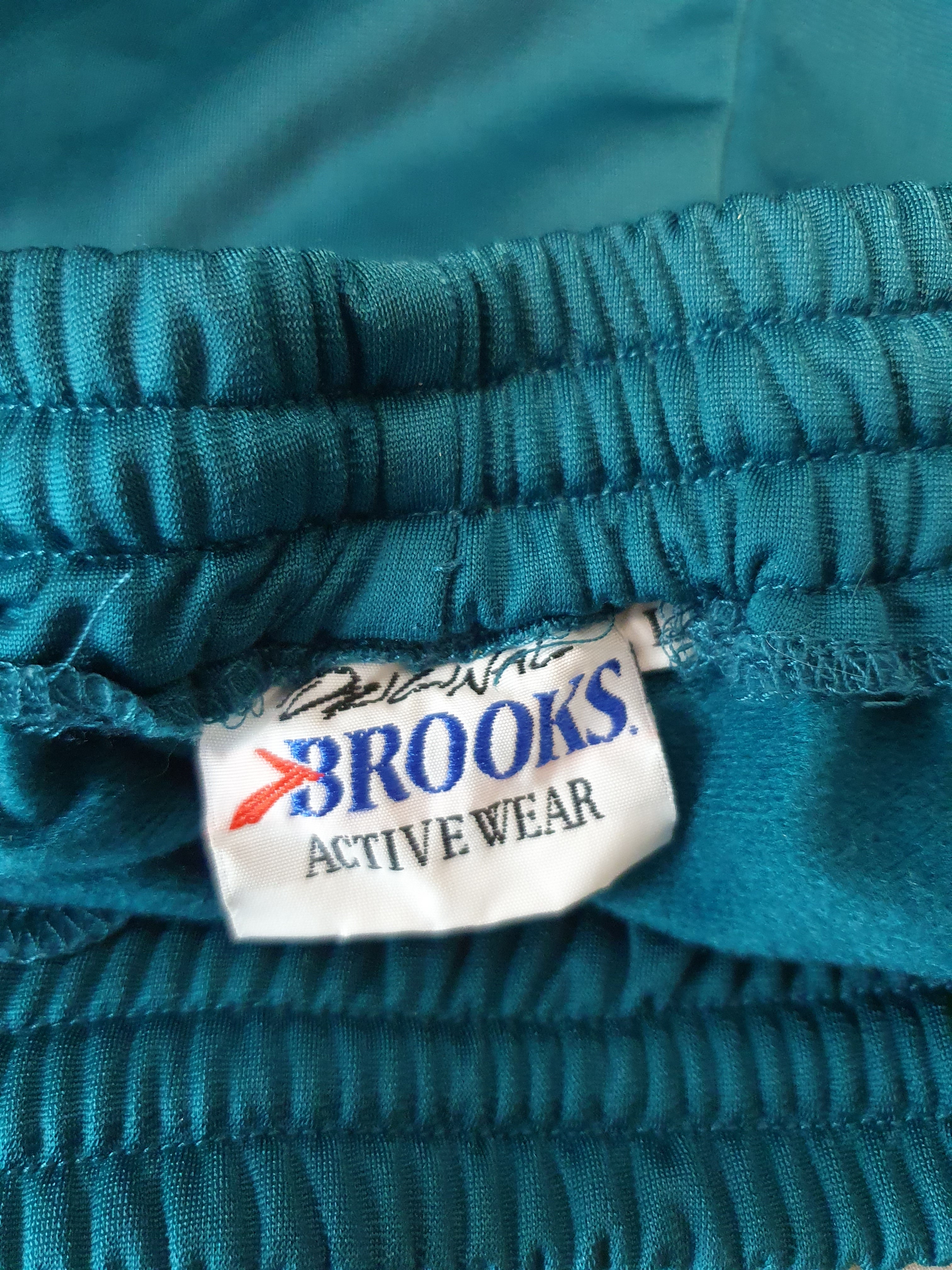 Brooks vintage verkkarit 90-luvulta, väri tummanvihreä, kuva tuotelapusta