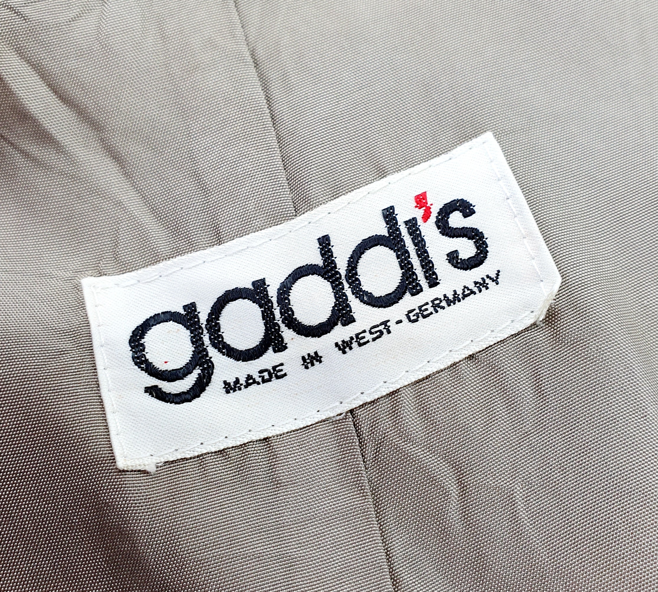 Khakinvärinen vintage trenssitakki 90-luvulta, silkkiä, kuva tuotelapusta