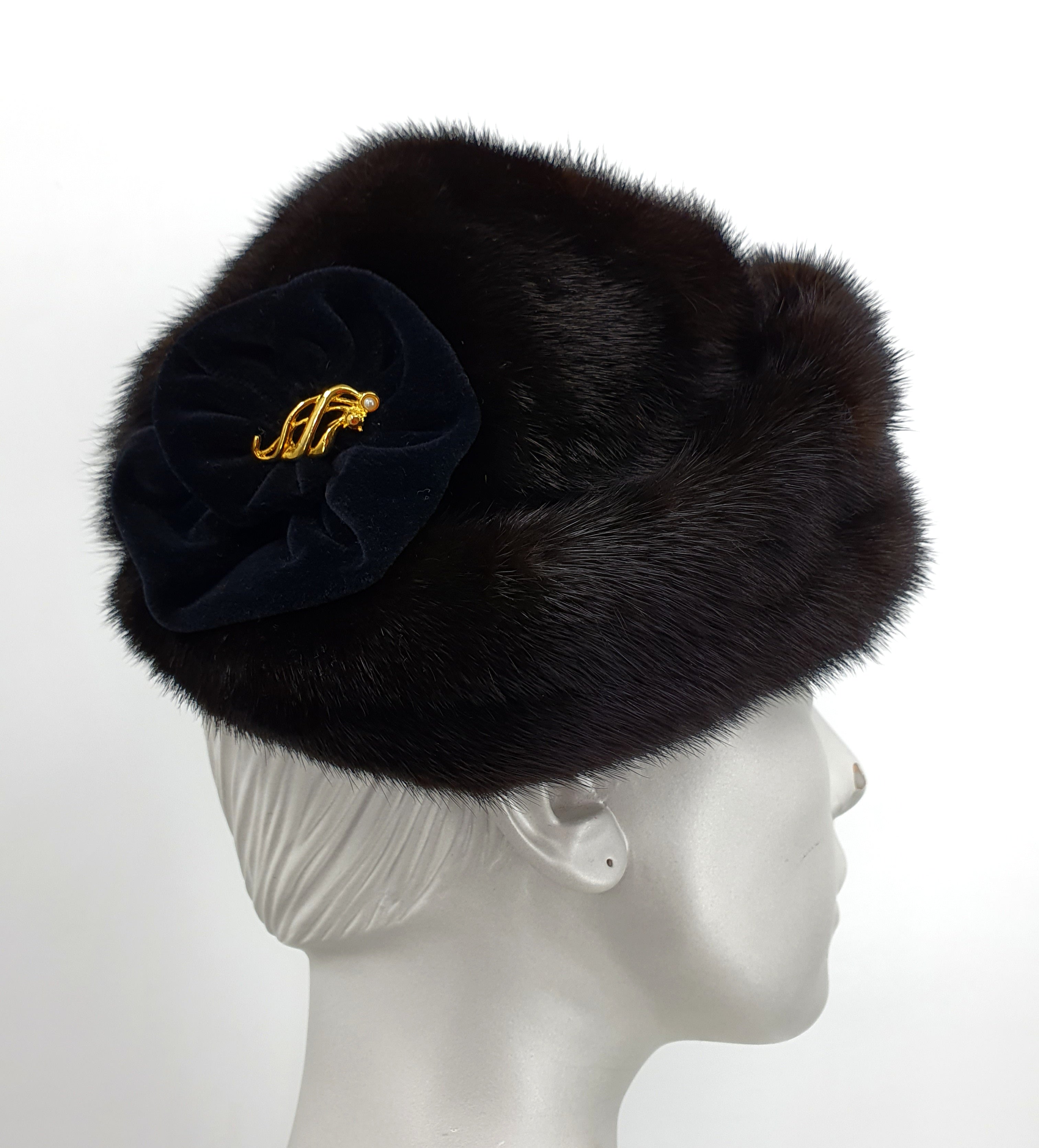 Dark genuine fur hat with velvet rosette, from the 80s, 58cm
