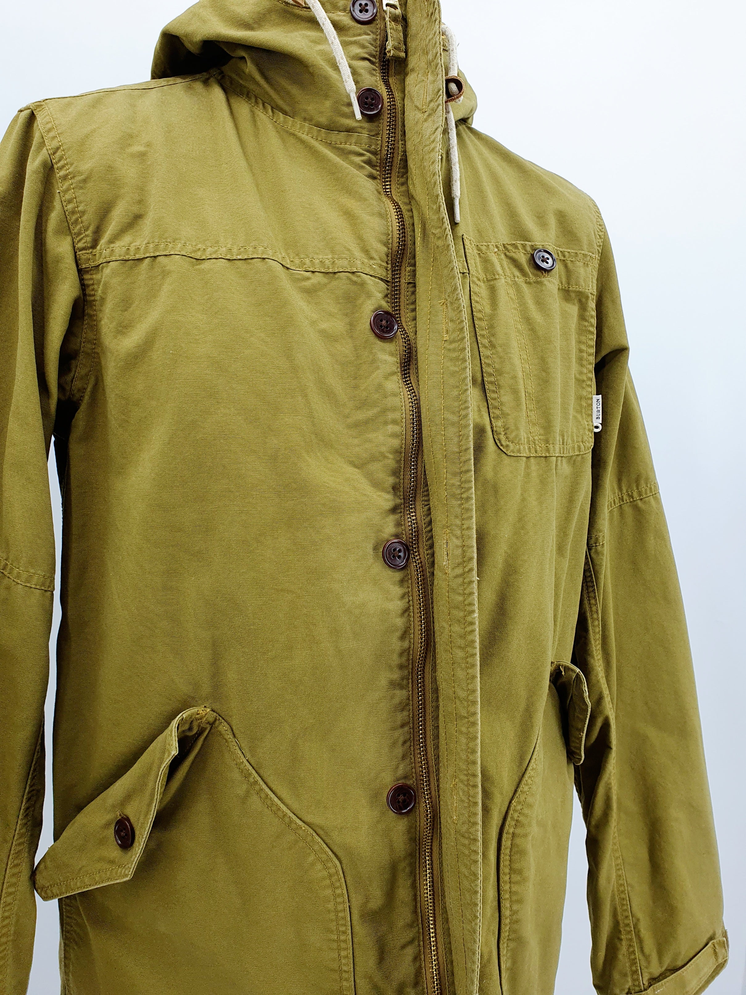 Burton, oliivinvihreä parkatakki miehelle, secondhand ulkoilutakki, kuva vetoketjusta
