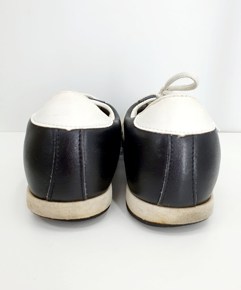 Karhu, mustavalkoiset secondhand tennarit 2000-luku, kuva takaa