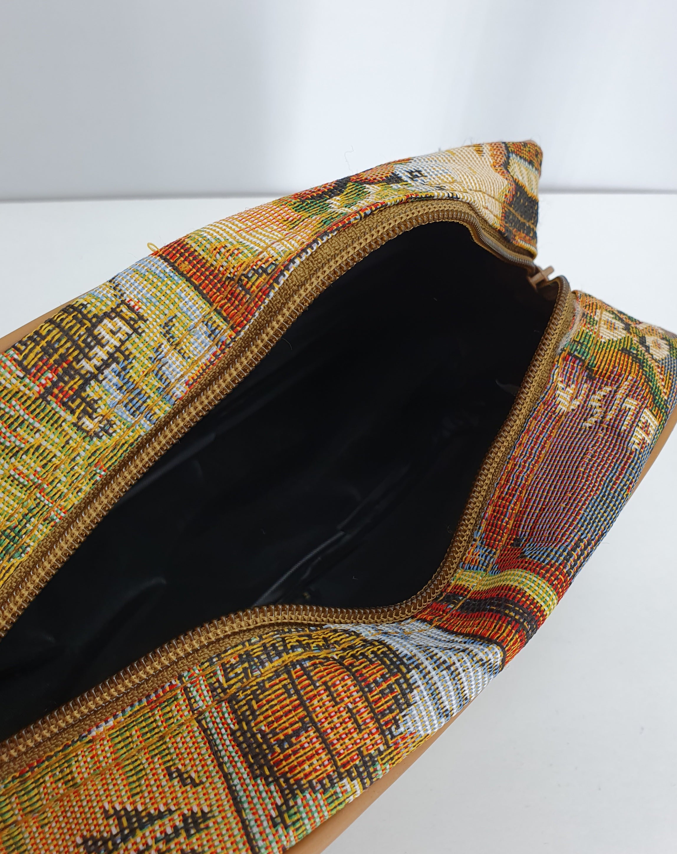 Toilettipussi 1980-90-luvulta, gobeliinikangas, kuva sisältä