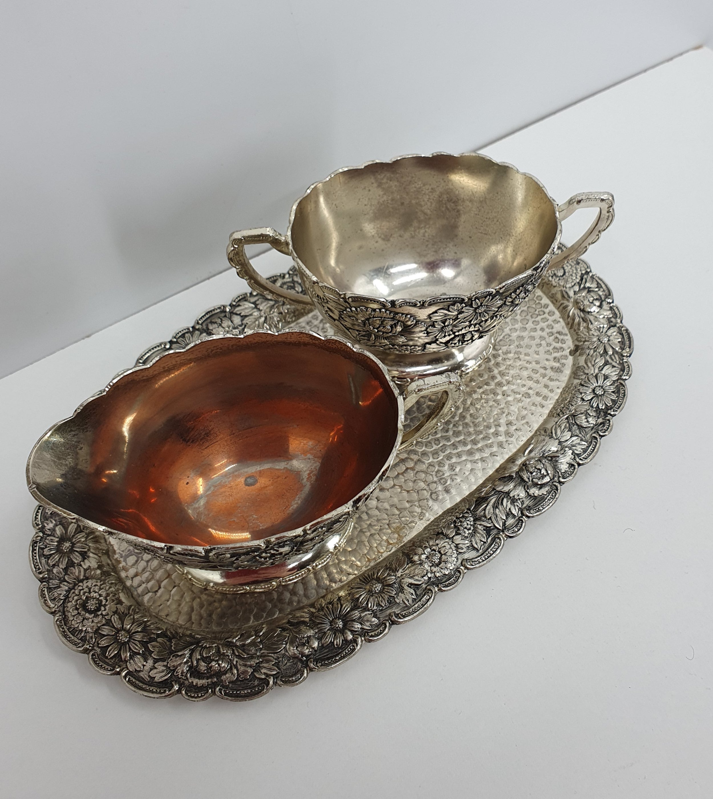 Vintage sokerikko ja kermakko aluslautasella 1960-70-luku