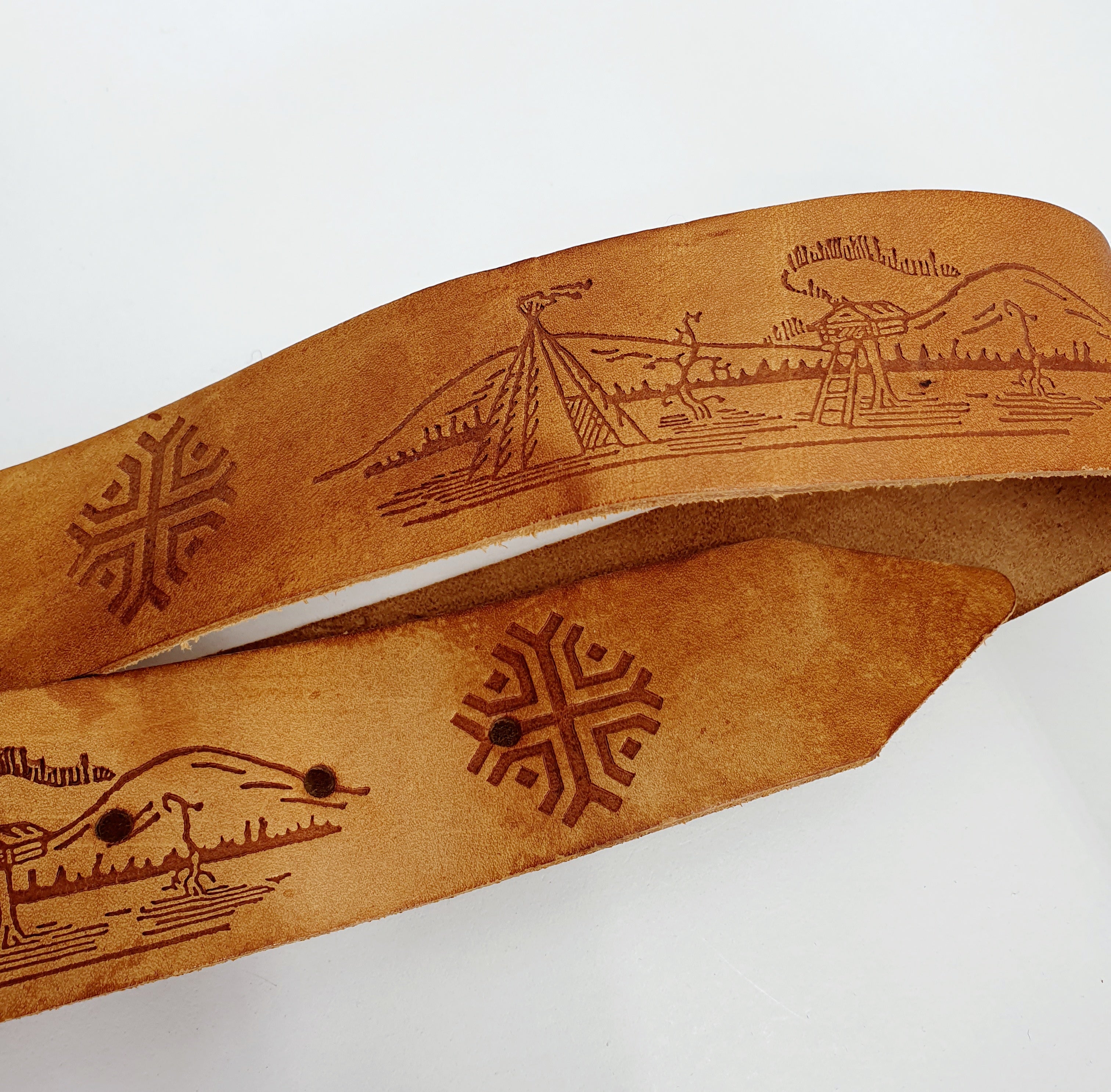 Lappiaiheinen miesten vyö pronssisoljella, kuva vyön Lappi-kuvioista