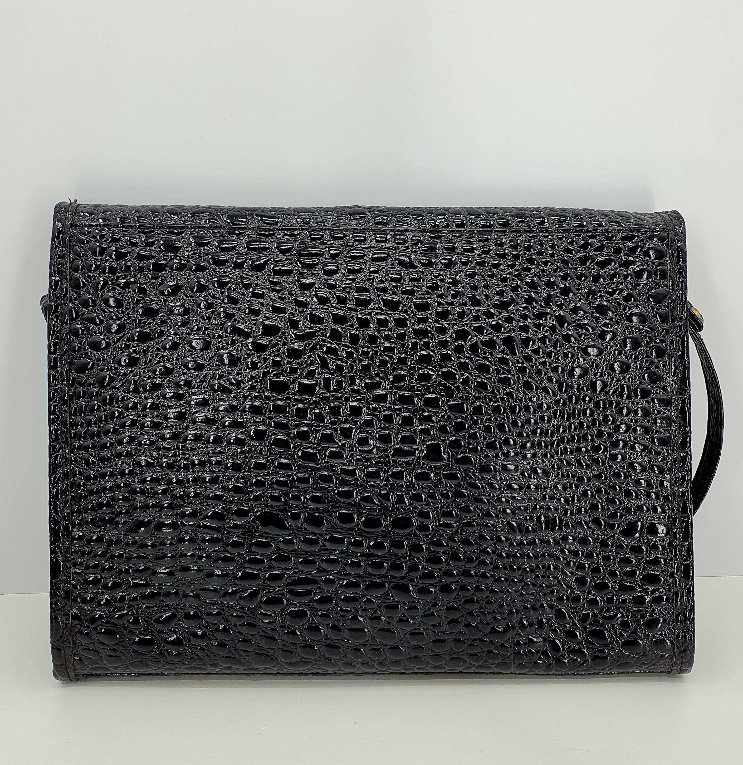 Musta kiiltonahkasalkku 1980-luvulta Kuva takaa