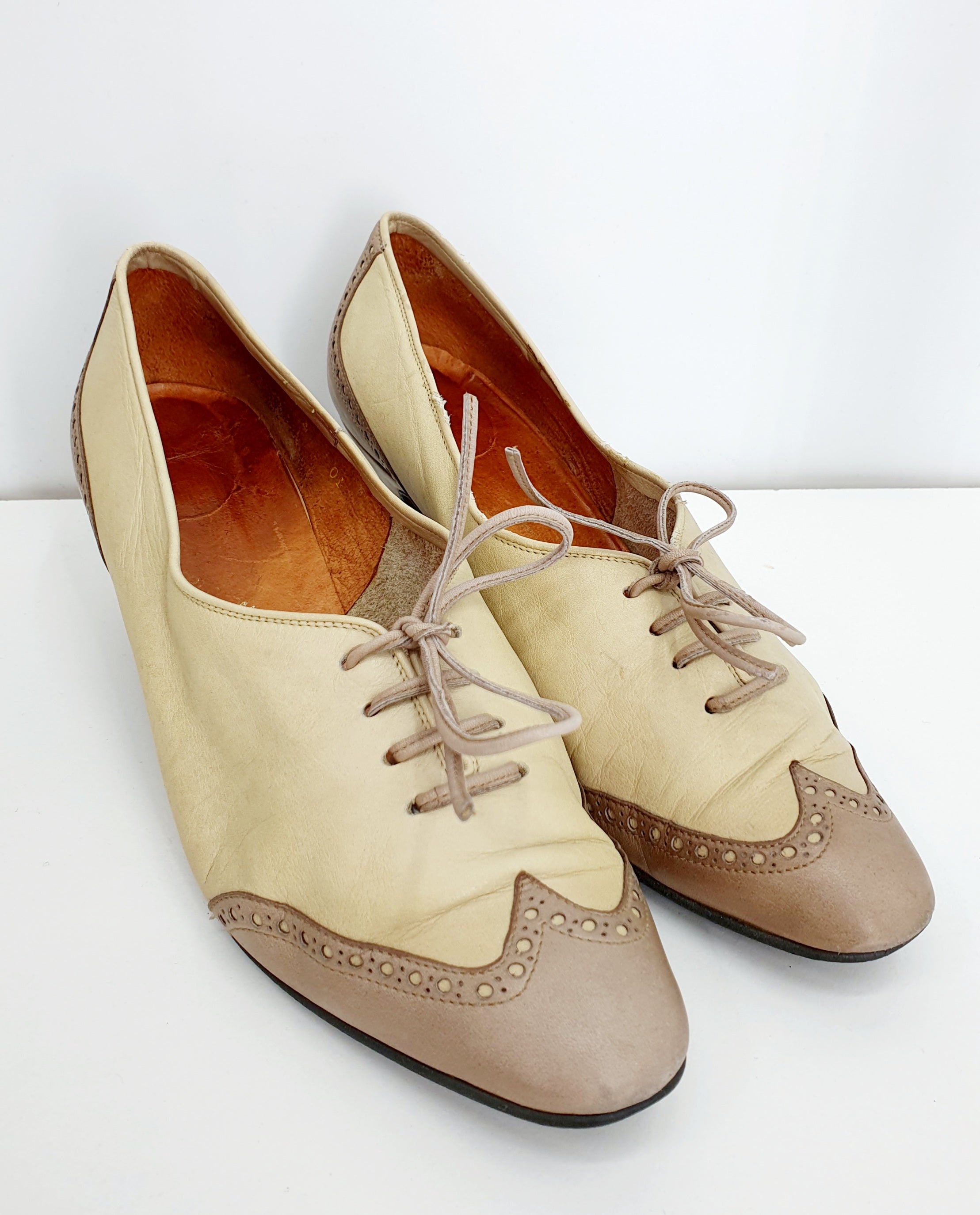 Pertti Palmroth, nauhalliset korkokengät 1960-70-luvulta, väri beige-kerma, kuva etupuolelta