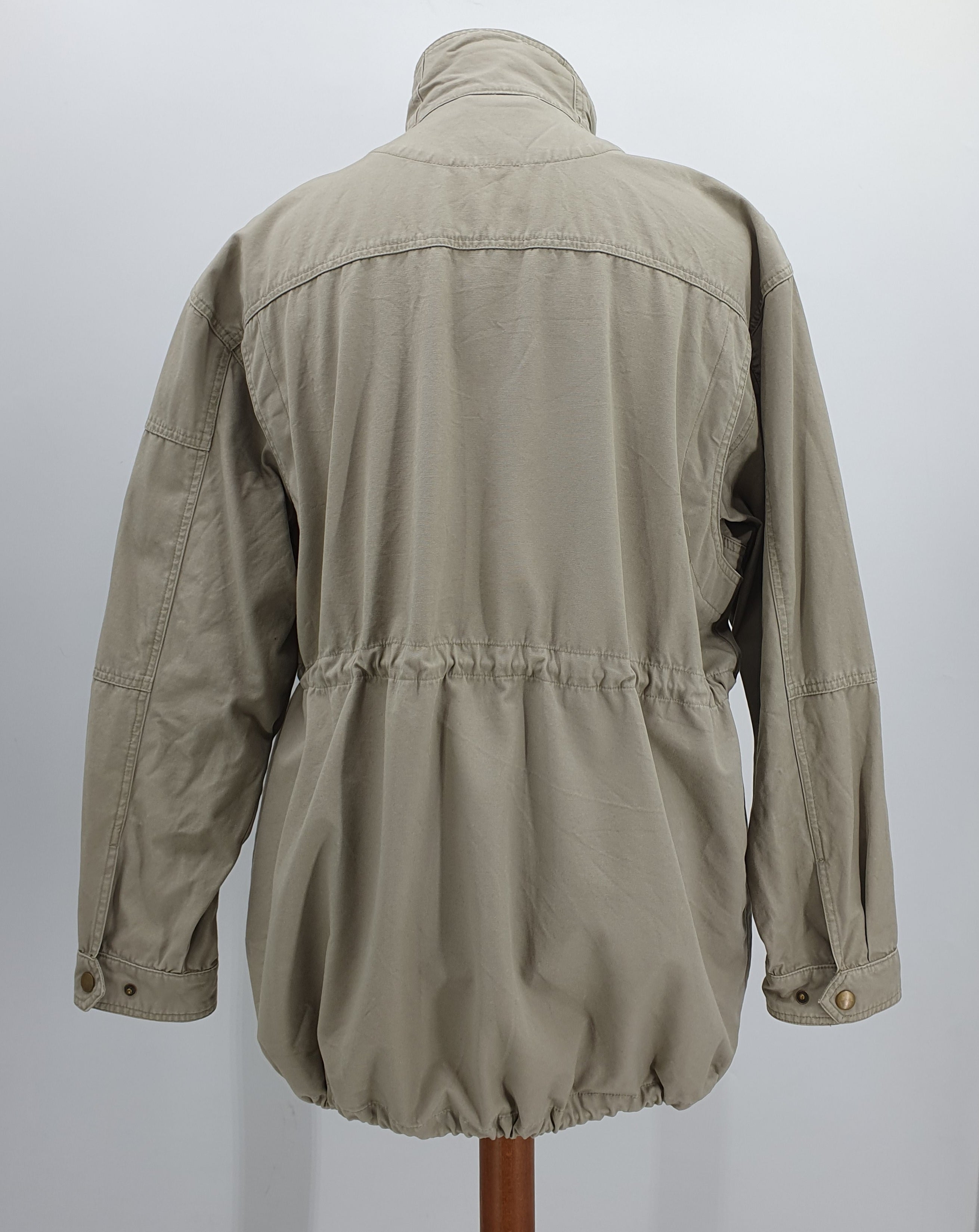 Beigen värinen miesten parkatakki 90-luvulta, paljon taskuja, kuva selkäpuolelta