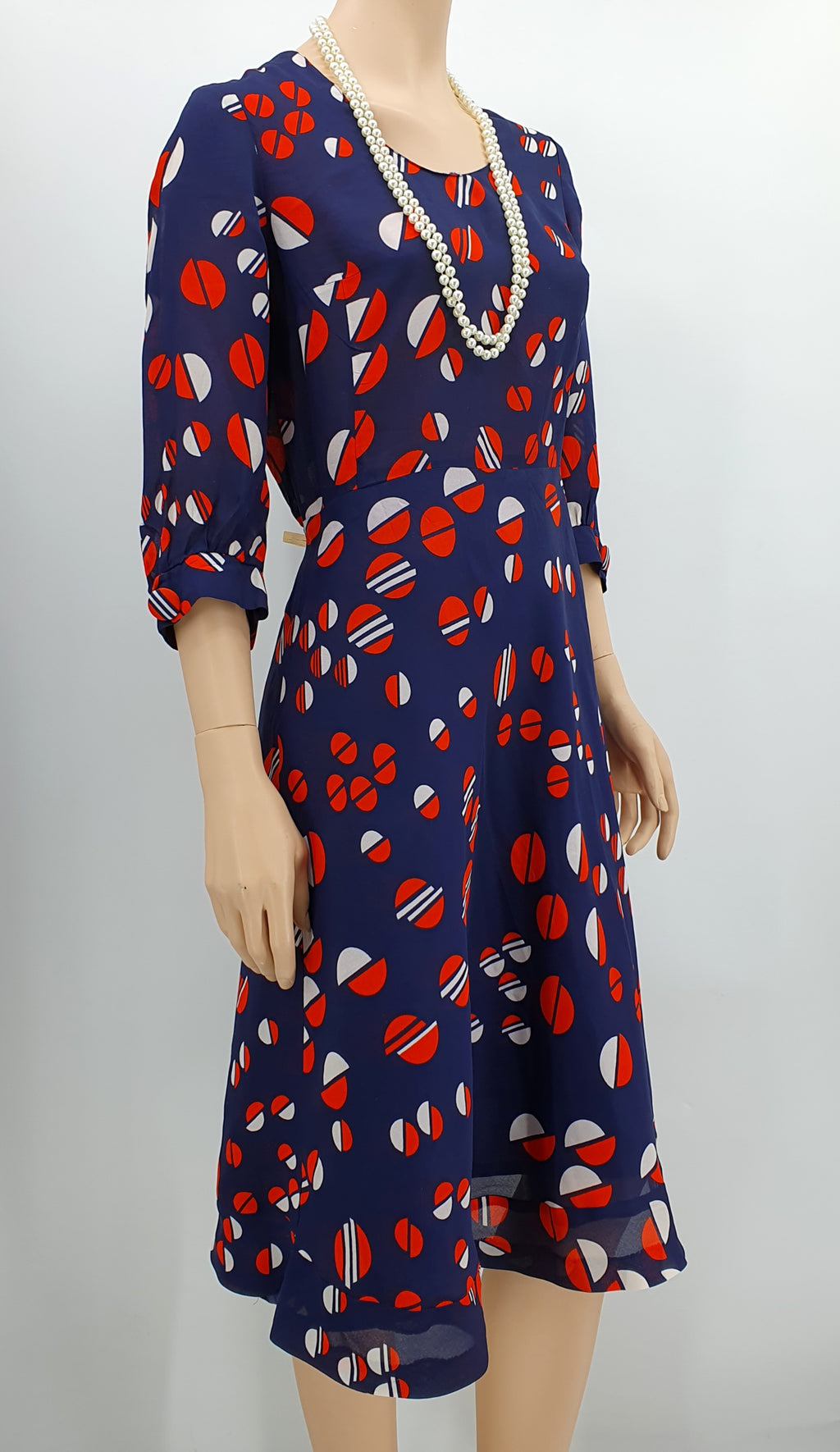 Kati-Myynti, pallokuvioinen mekko 70-luvulta, väritys tummansininen/punainen/valkoinen Kuva sivulta