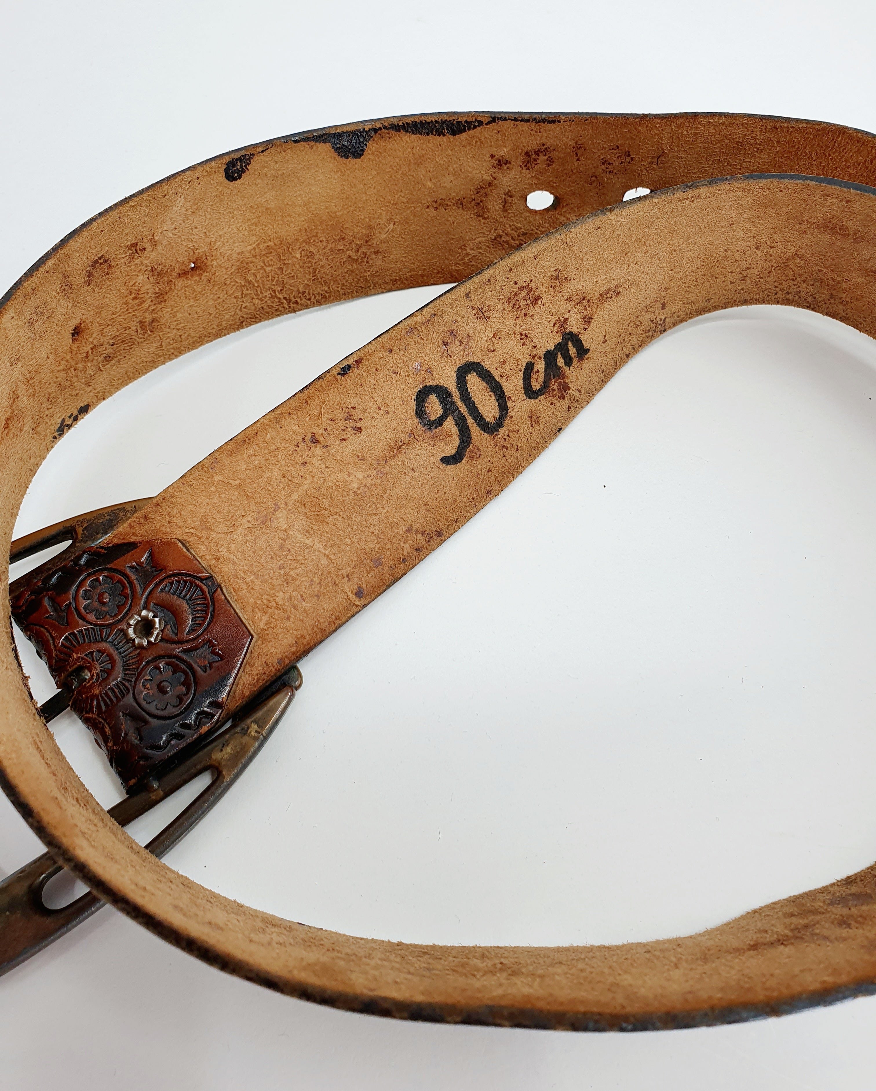 Leveä miesten vintagevyö 1960-luvulta, aitoa kuvioitua nahkaa, kuva sisäpuolelta