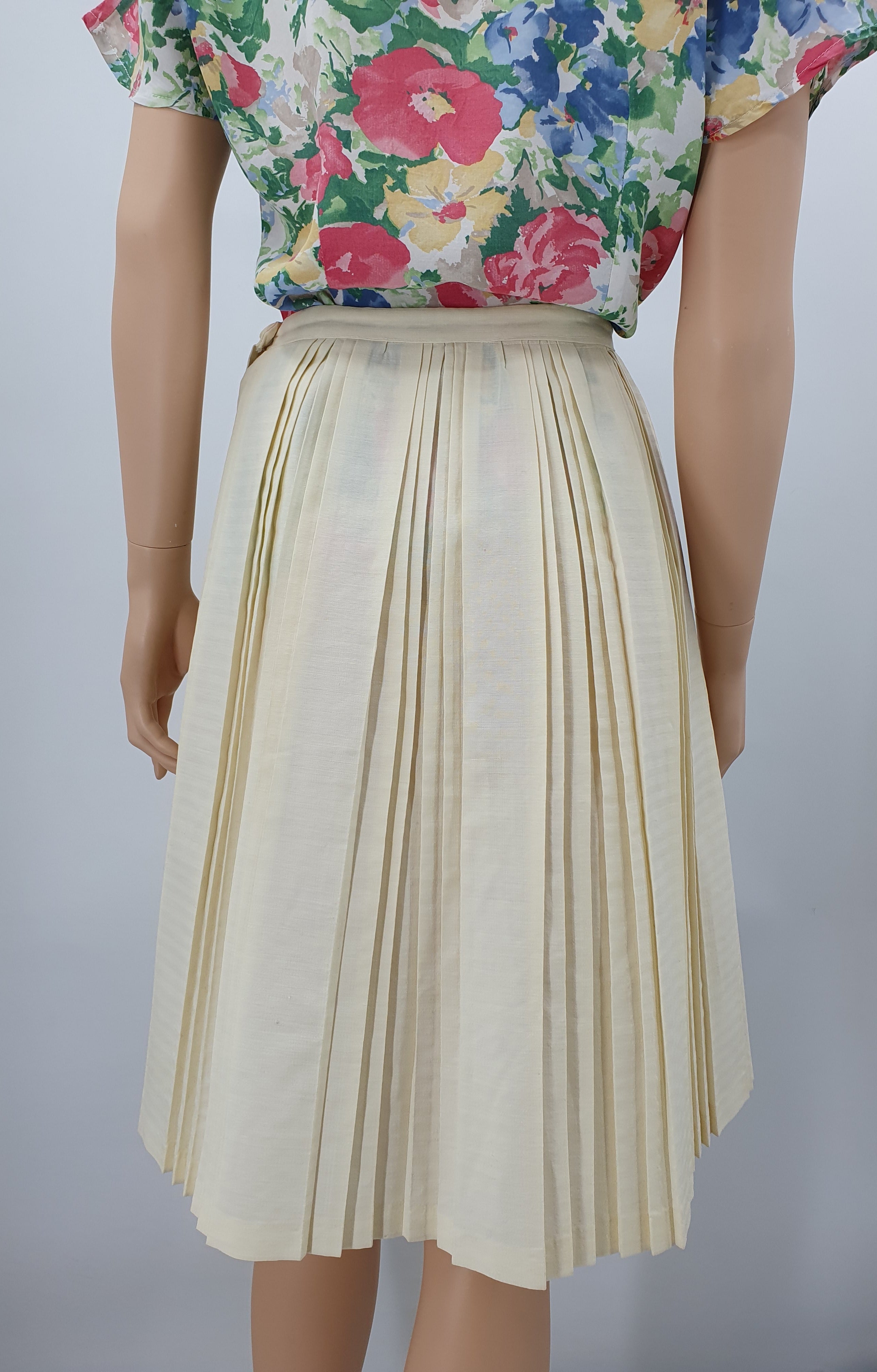Off-white pleated skirt from the 60s, waist 65cm, size 34