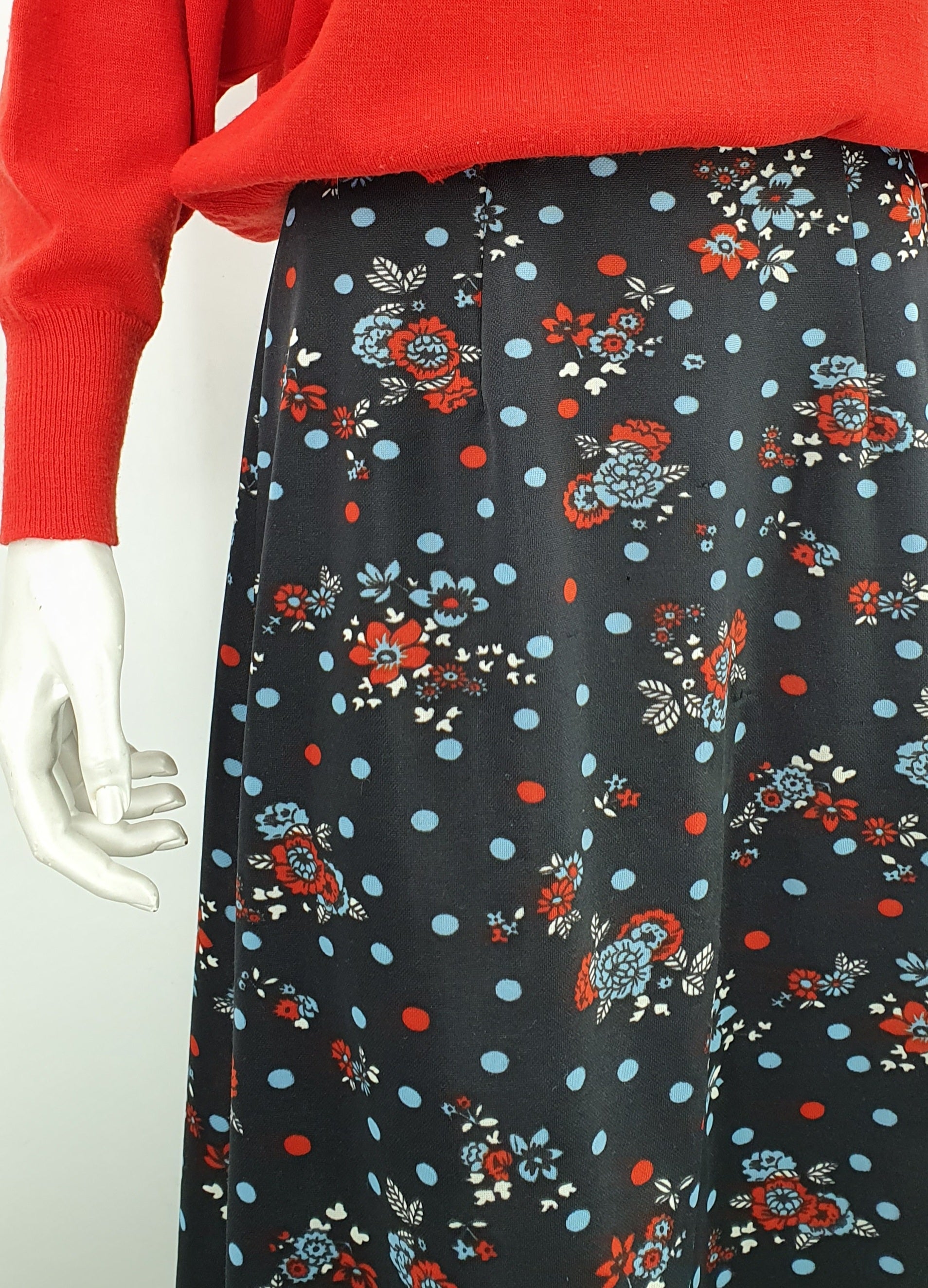 Black floral maxi skirt from the 70s, waist 68cm, estimated size 34