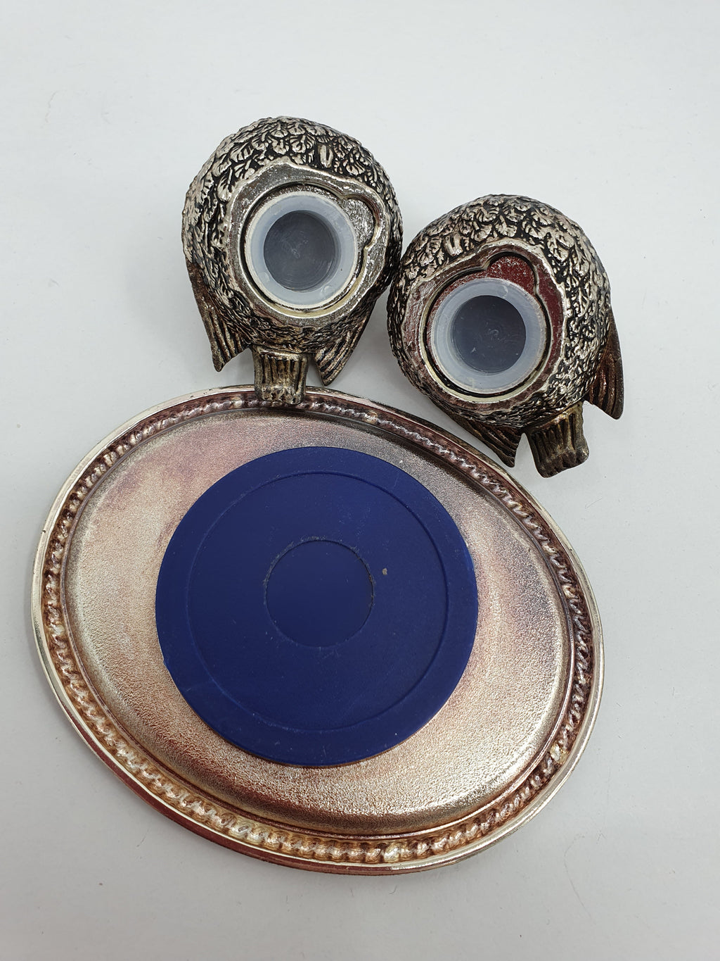 Lintusirottimet ja aluslautanen, kuva pohjasta