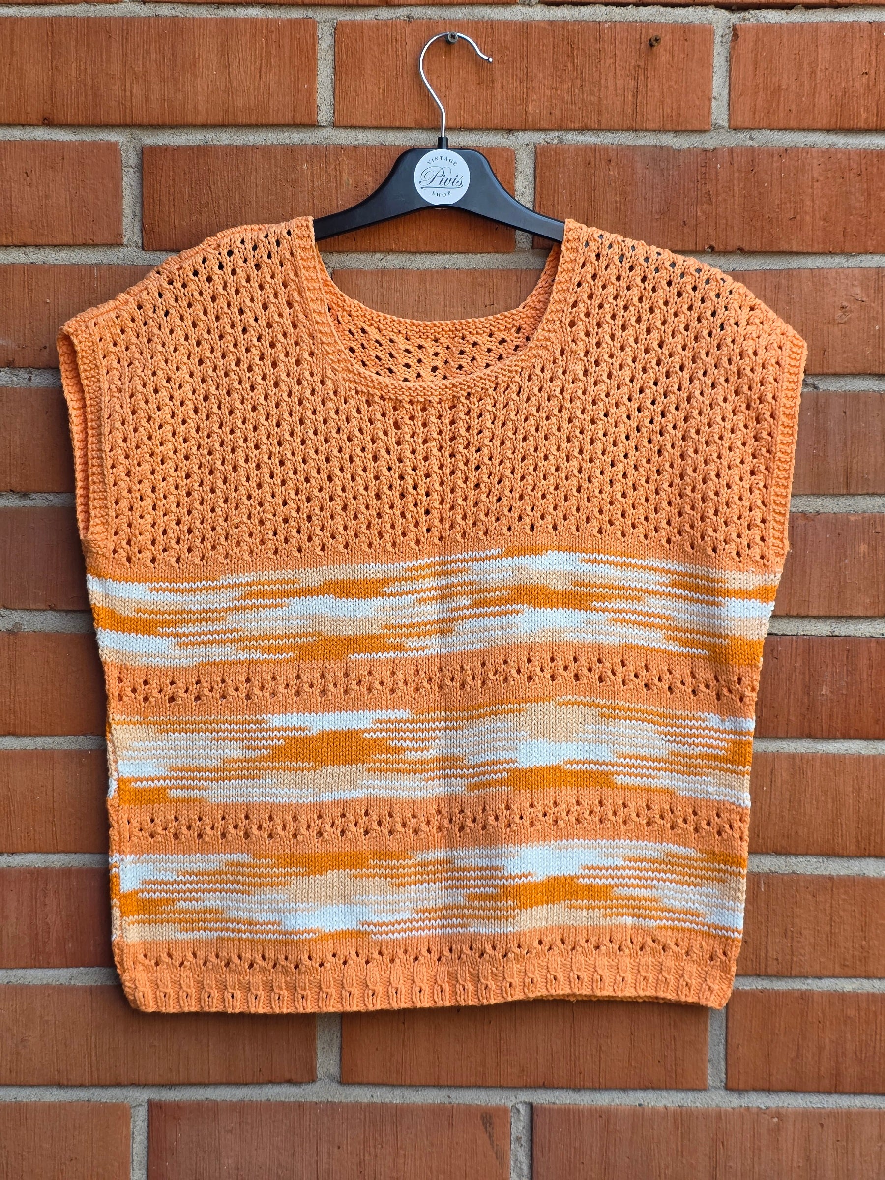 Light orange knitted top, size 40-42