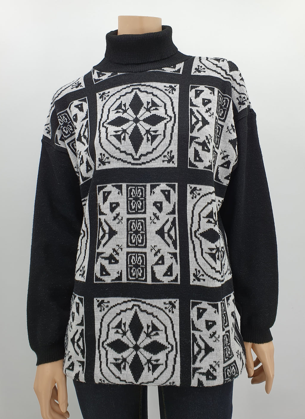 Vintage neulepusero 90-luvulta graafinen kuviointi, korkea kaulus, koko 40-42