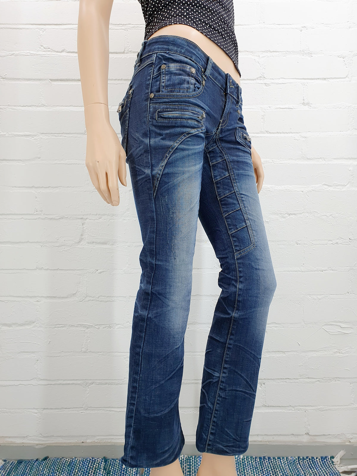 BT Jeans, tummansiniset flare-farkut 2000-luvulta, Y2K-jeans, kuva sivulta