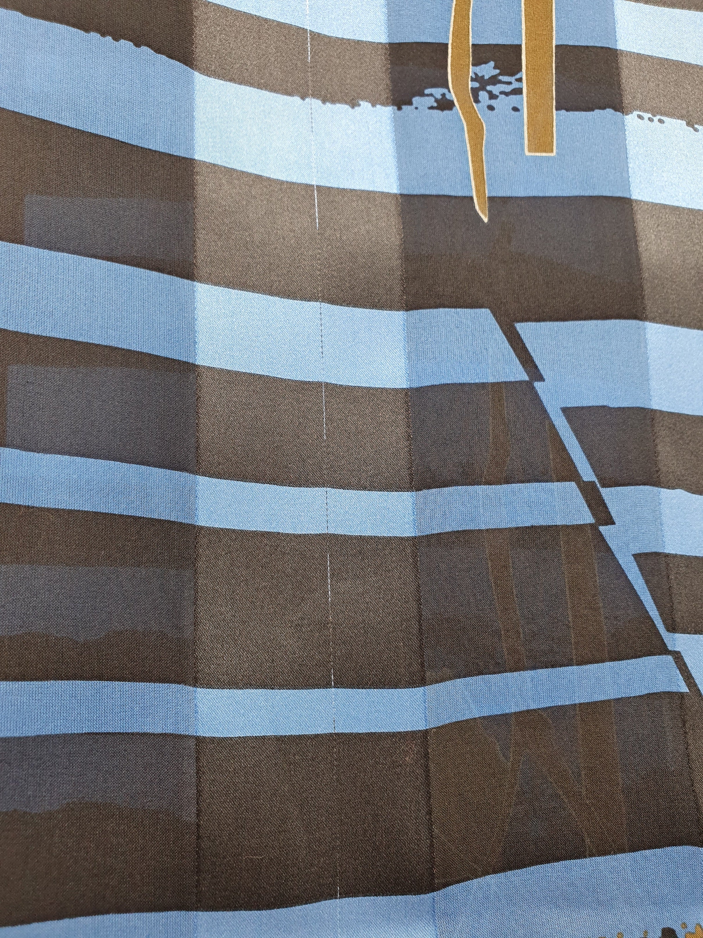 Marja Kurki, pitkänmallinen vintage silkkihuivi, kukkakuviot, kuva viasta