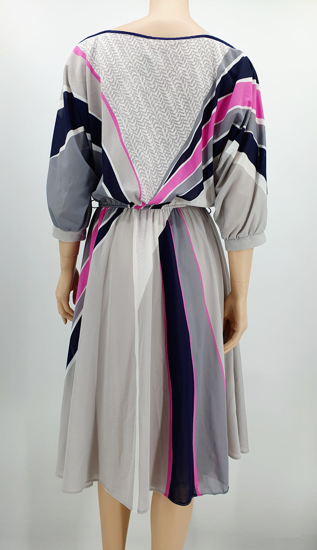 Vaaleansävyinen retromekko 80-luvulta Lepakkohihat Kuminauhavyötärö Kuva selkäpuolelta