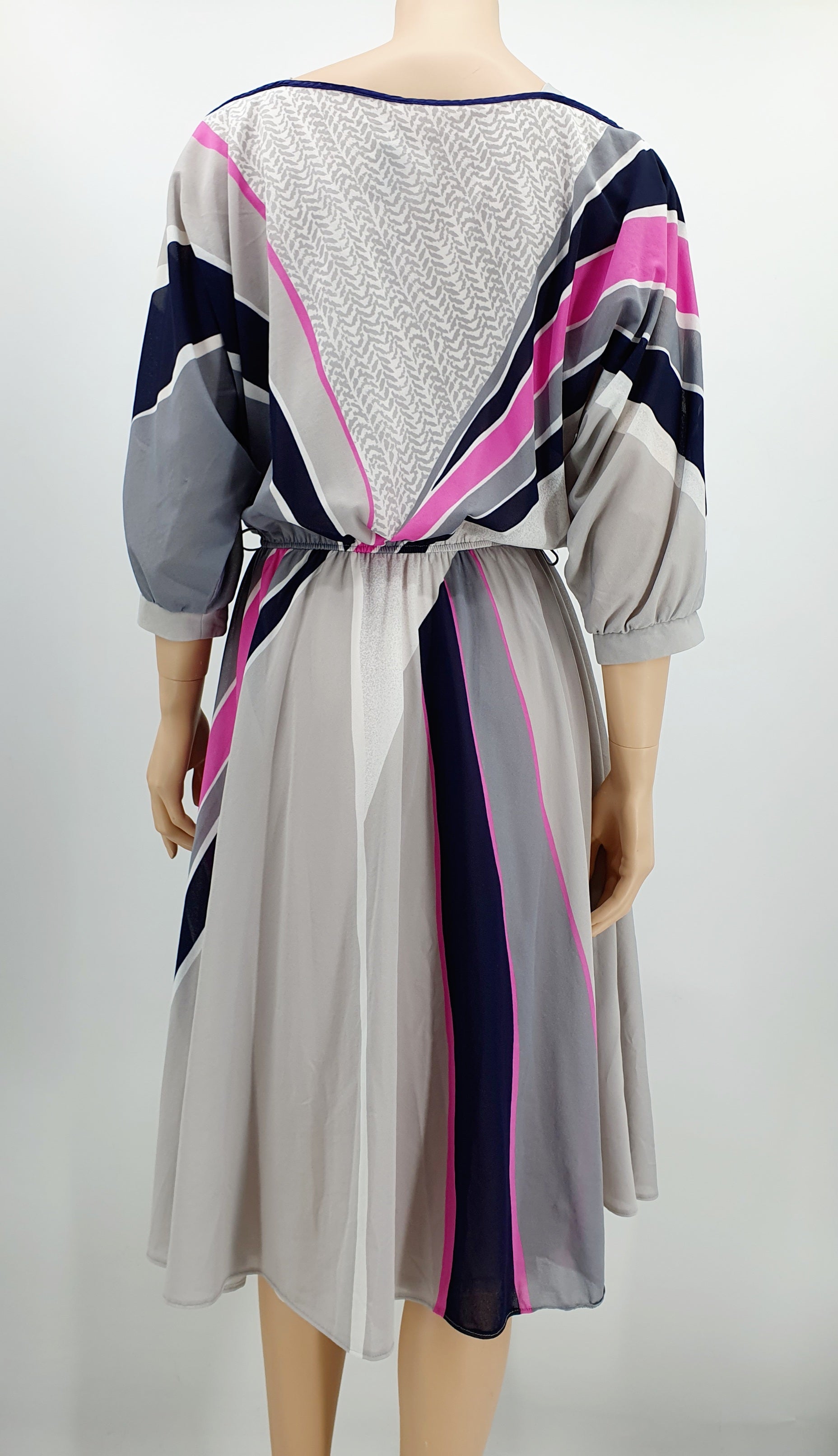 Vaaleansävyinen retromekko 80-luvulta Lepakkohihat Kuminauhavyötärö Kuva selkäpuolelta