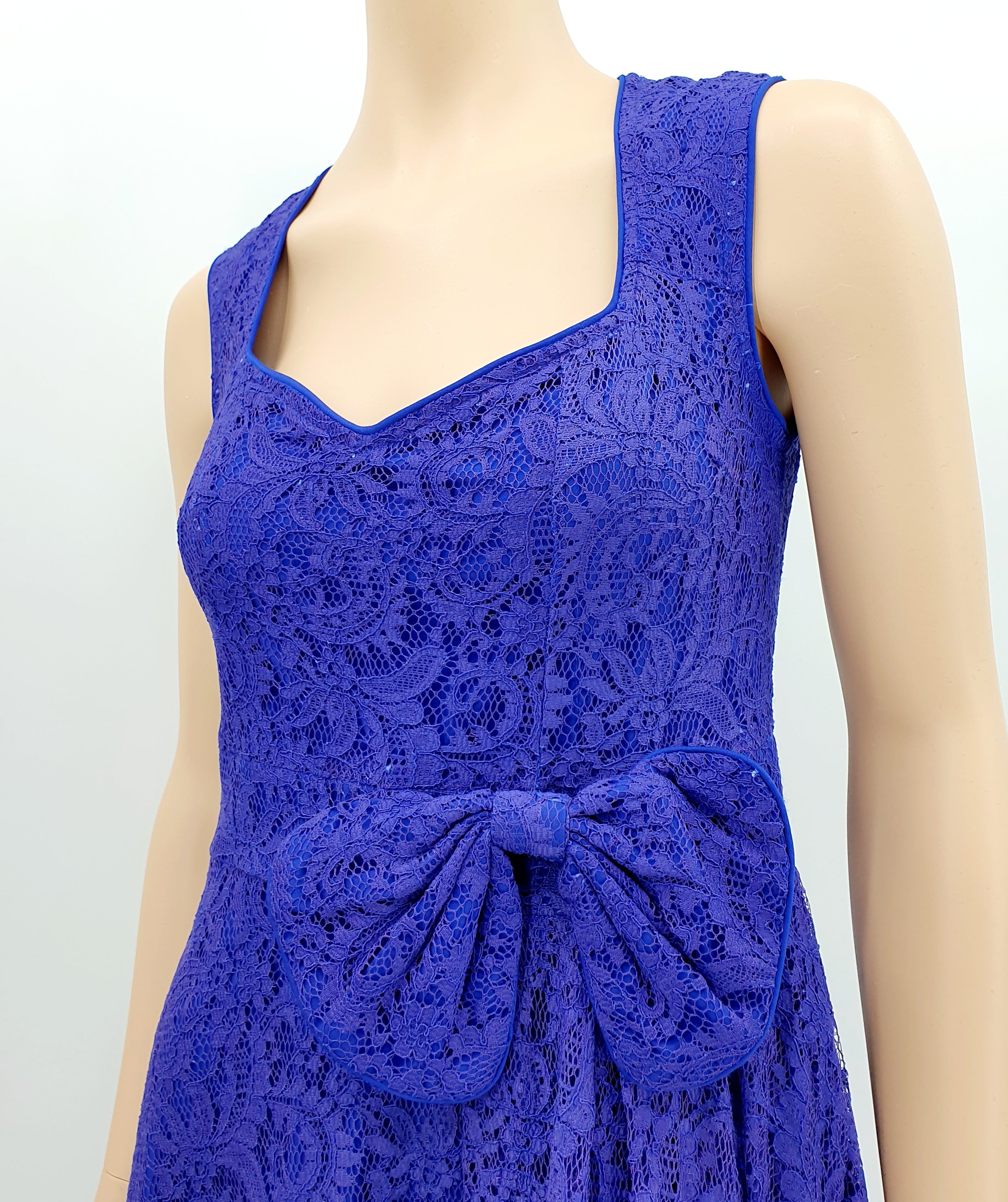 Lindy Pop, laventelinvärinen pitsimekko, 2000-luku, kuva yläosasta