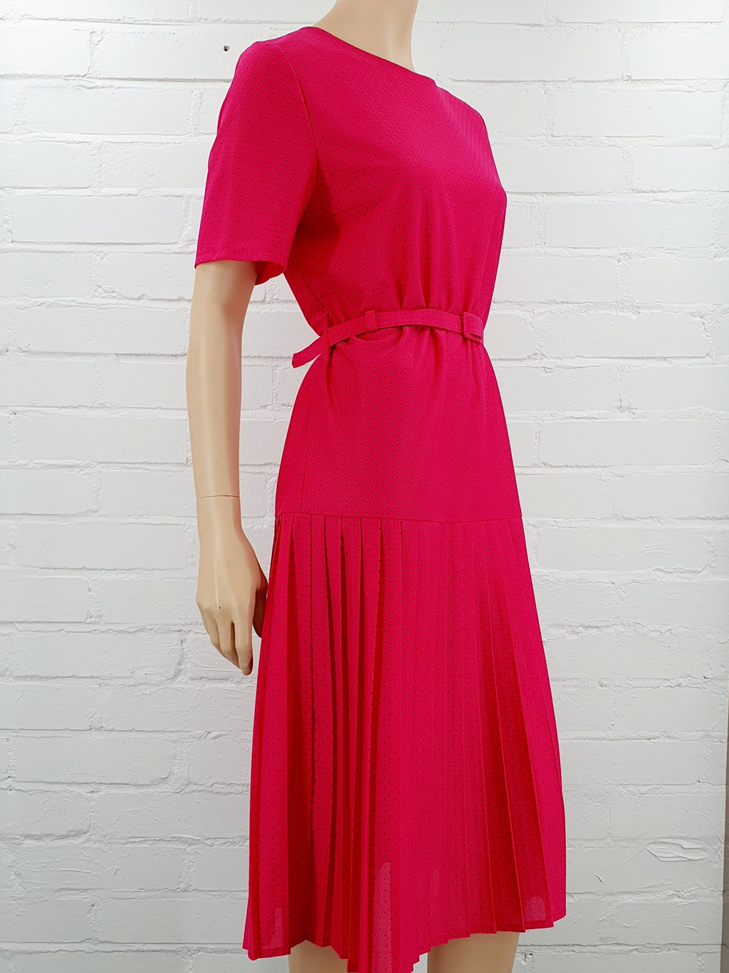 Pinkin värinen vintage mekko 80-luvulta, vekkihelma, kuva sivulta