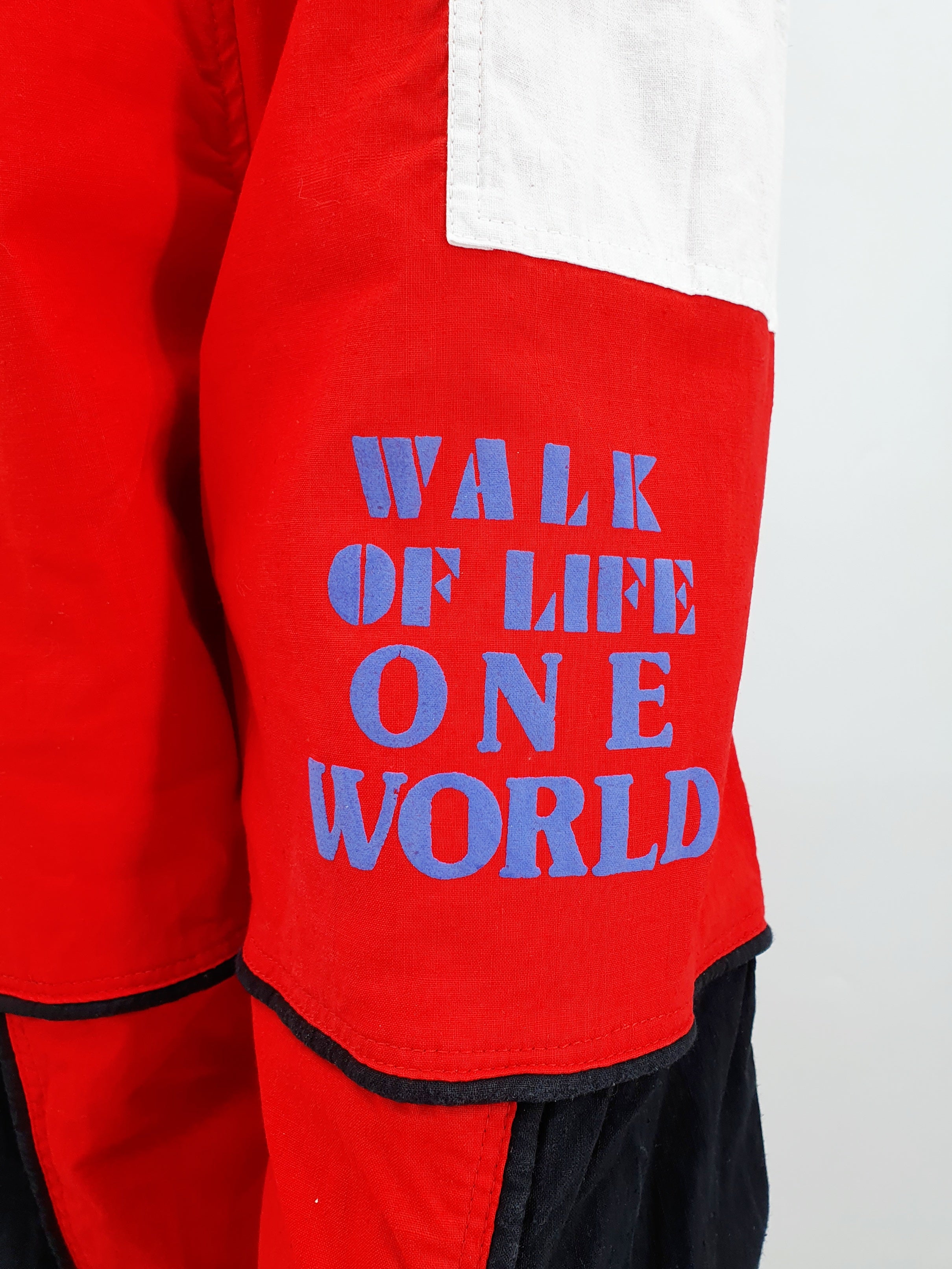 Punavalkoiset vintage ulkoiluhousut 80-luvulta, kuva lahkeessa olevasta tekstistä