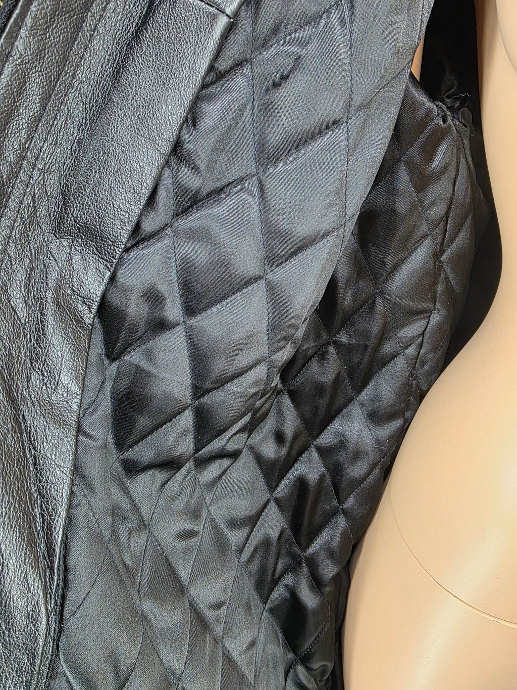 Black hooded leather jacket with quilted lining from the 90s-2000s, size 44