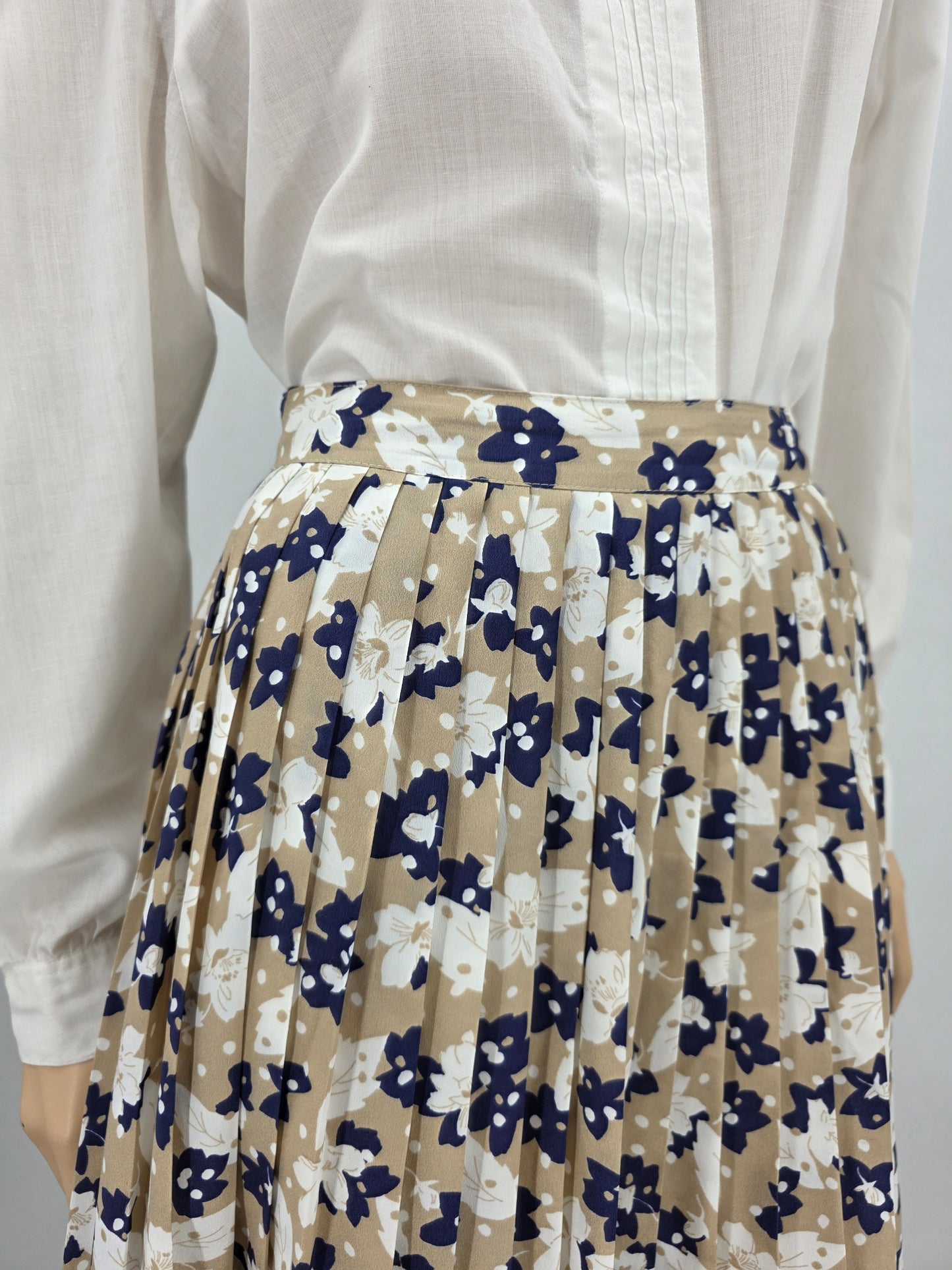Design product, pleated skirt from the 90s, waist 72cm, size 36