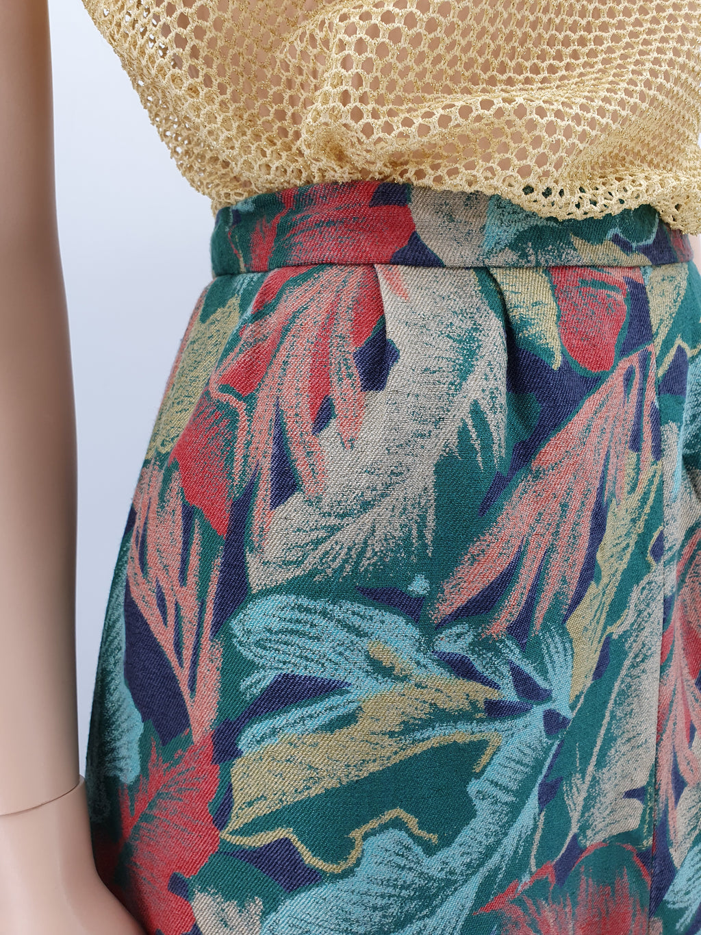 Leaf patterned mid-season skirt from the 80s-90s, waist 72cm, size 36