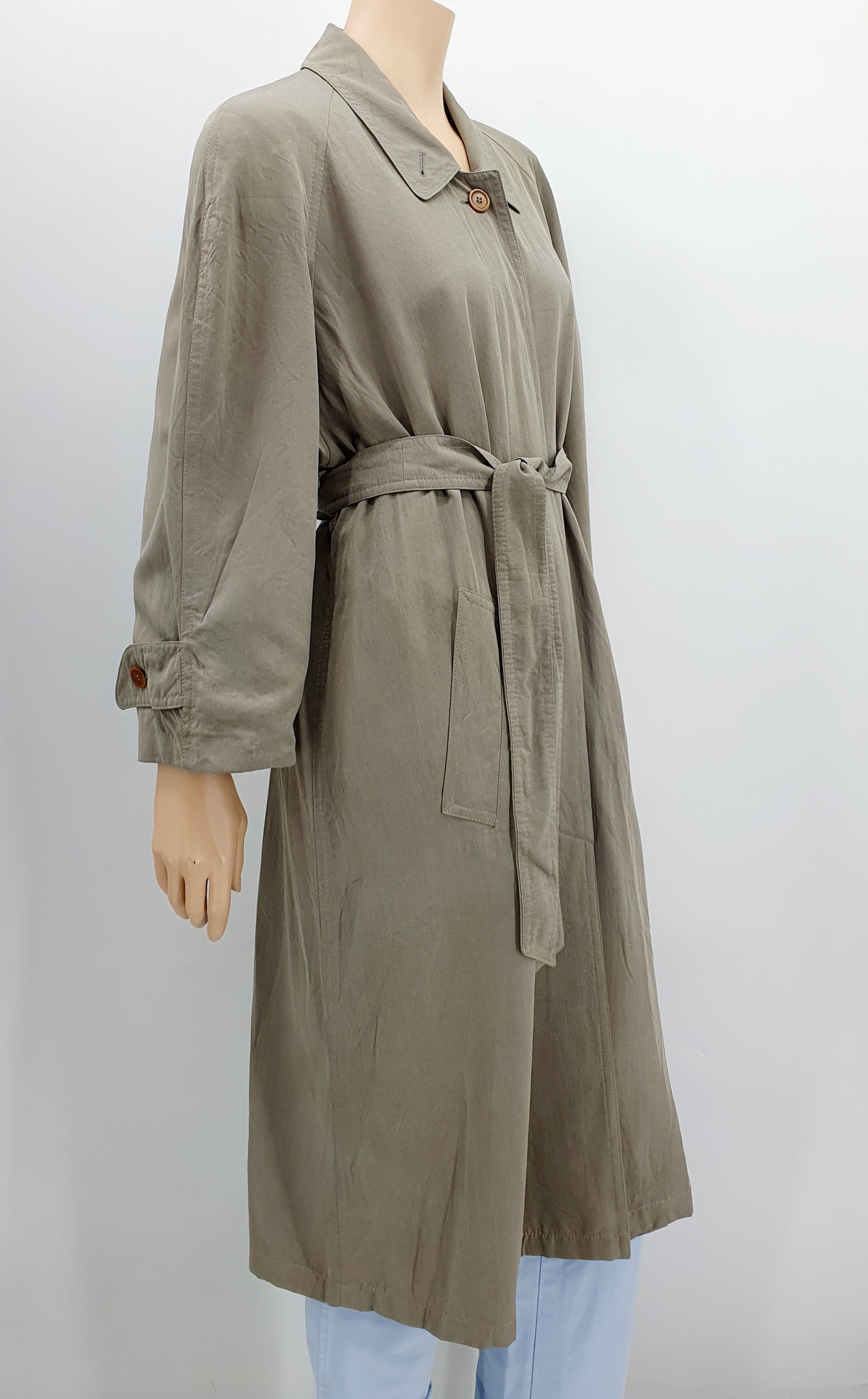 Khakinvärinen vintage trenssitakki 90-luvulta, silkkiä, kuva sivulta