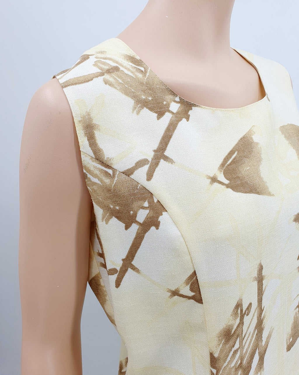 Hihaton kesämekko 90-luvulta, ruskea-vaaleankeltainen juhlamekko, kuva olalta