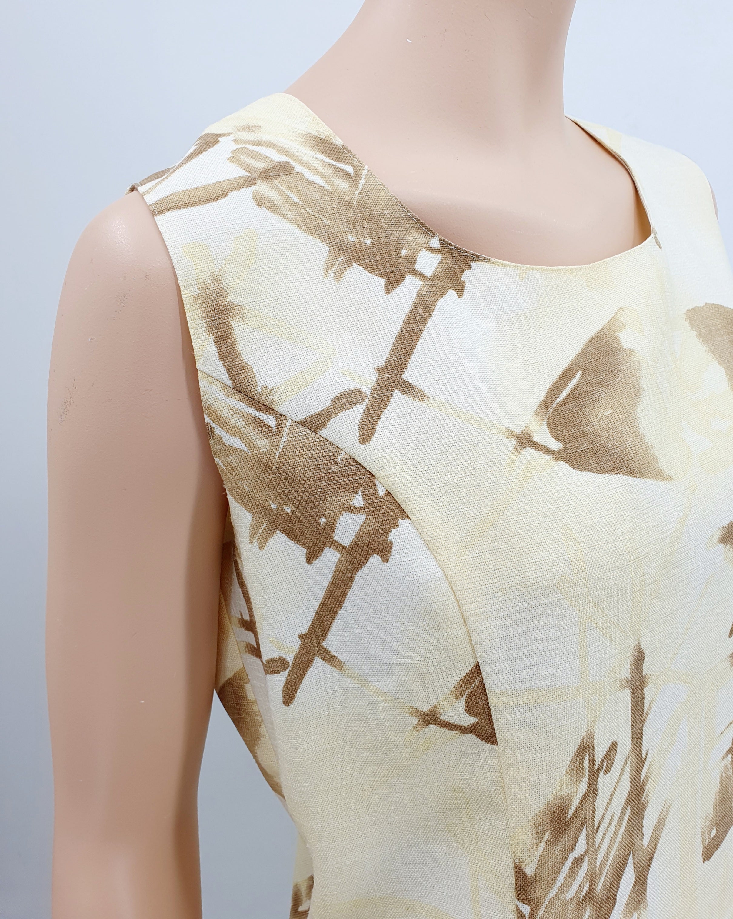 Hihaton kesämekko 90-luvulta, ruskea-vaaleankeltainen juhlamekko, kuva olalta